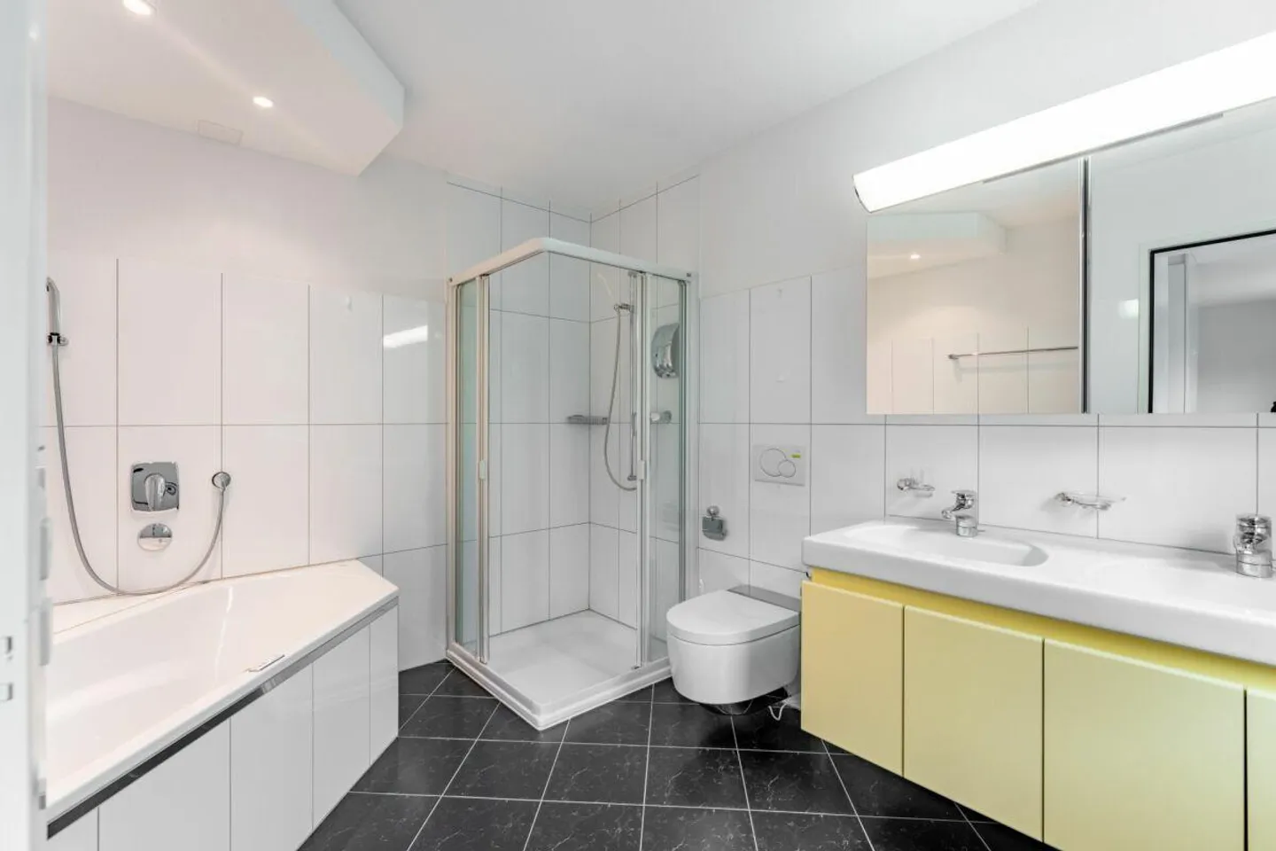 Appartement lumineux et spacieux de 4,5 pièces avec vue dégagée et balcon couvert - Photo 11 sur 16