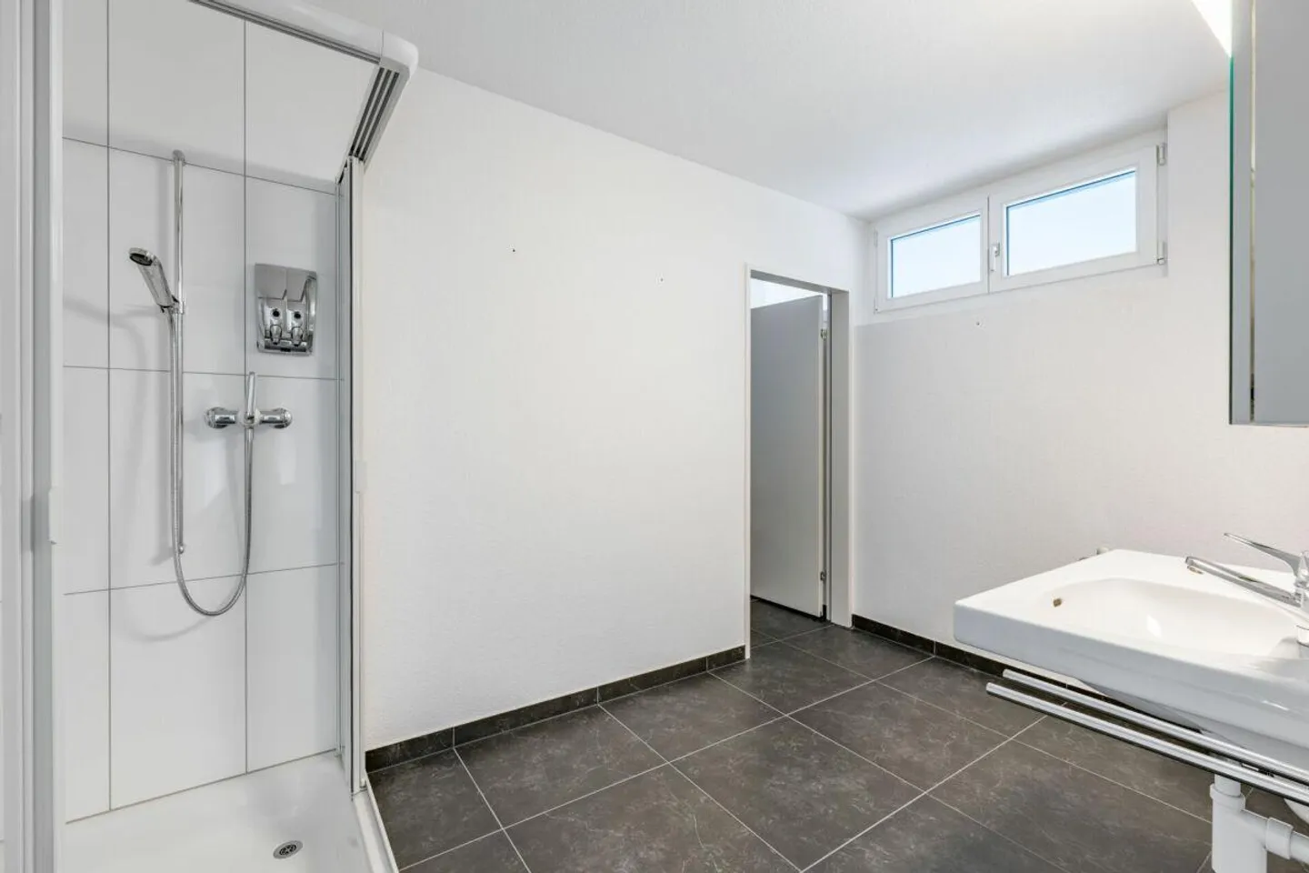 Appartement lumineux et spacieux de 4,5 pièces avec vue dégagée et balcon couvert - Photo 12 sur 16