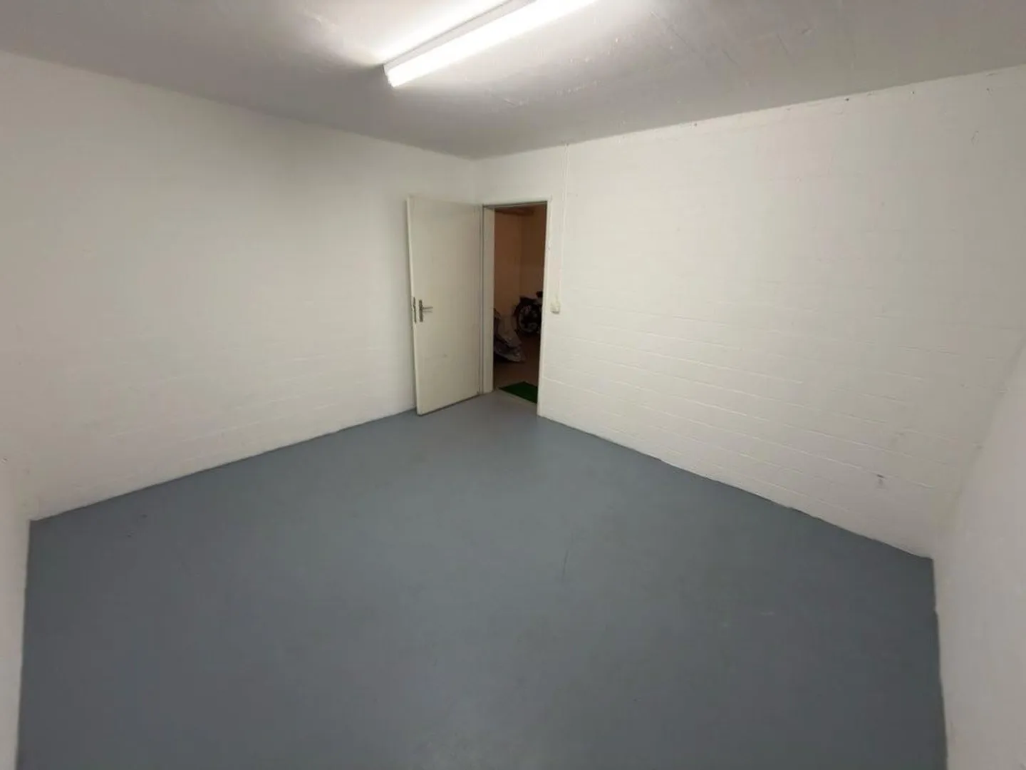 Salle de bricolage au sous-sol - Photo 2 sur 3