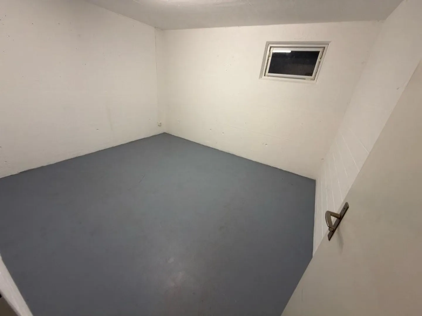 Salle de bricolage au sous-sol - Photo 3 sur 3