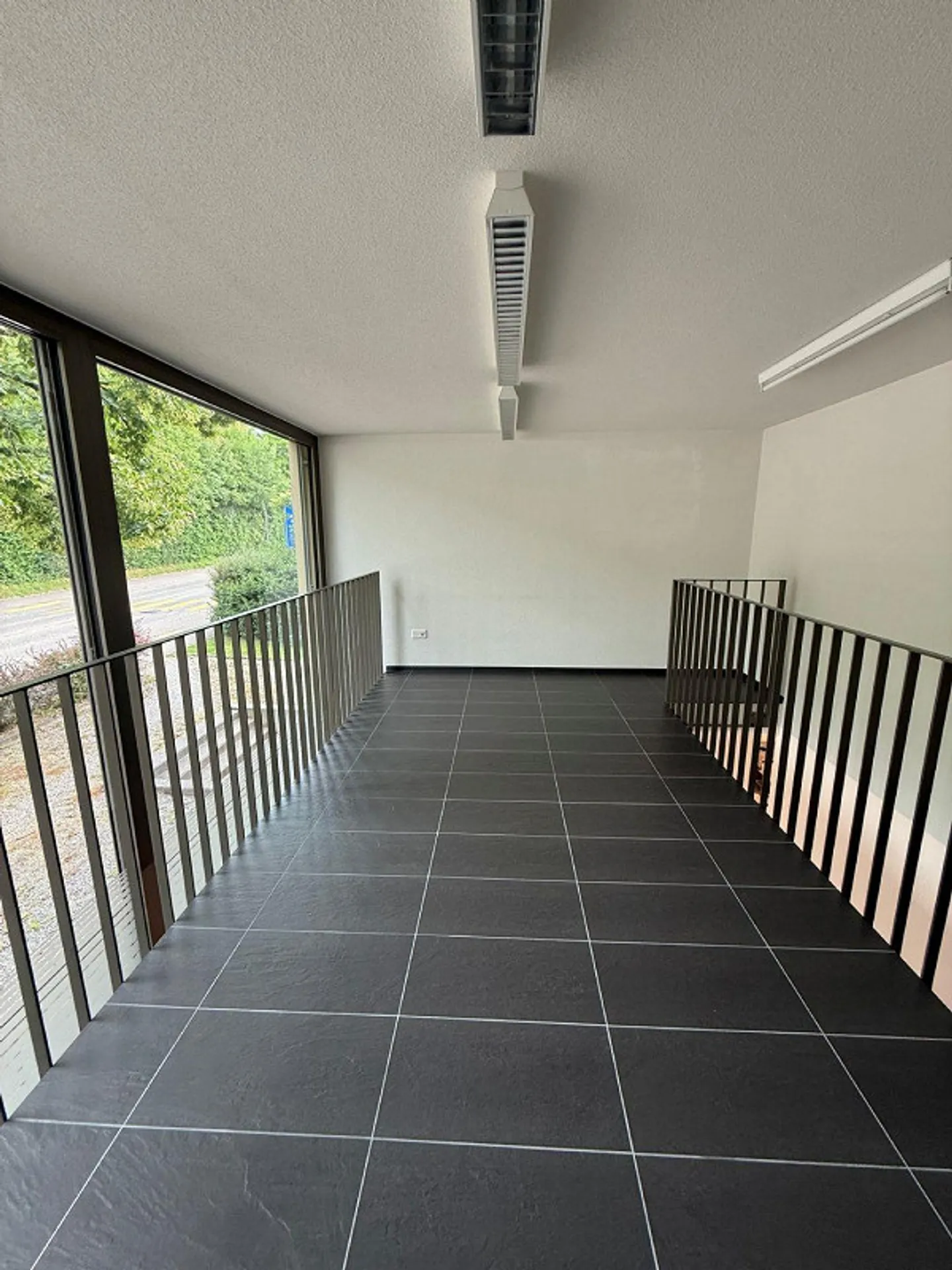 Modern commercial property seeks new tenant! - Photo 5 of 7