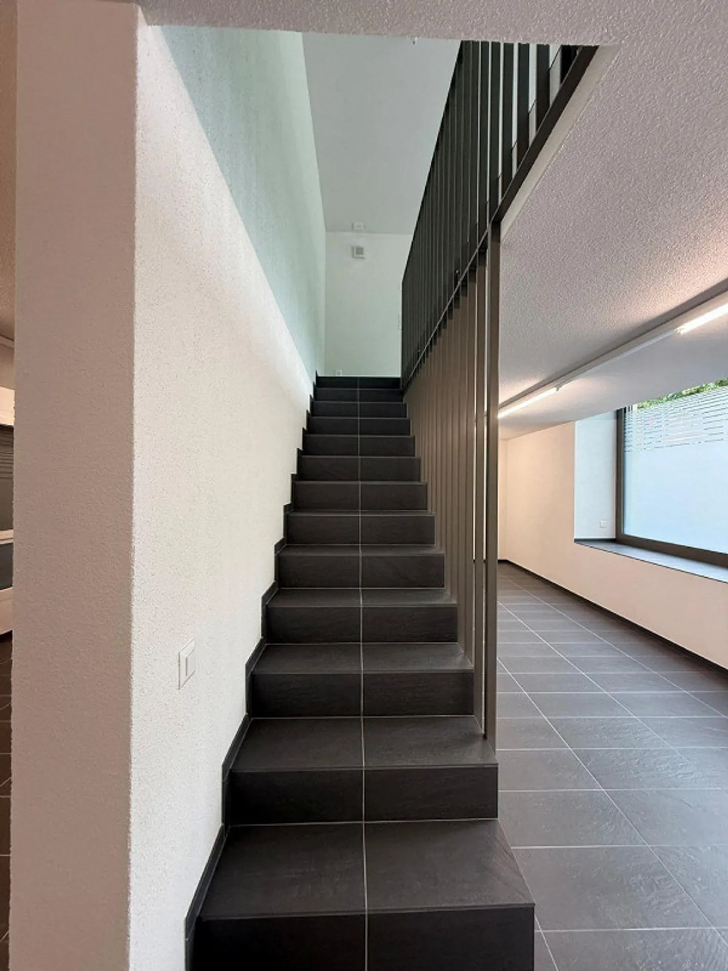 Modern commercial property seeks new tenant! - Photo 4 of 7