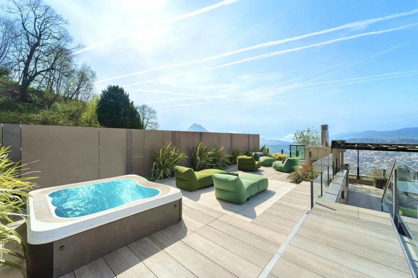 Lugano, Aldesago: Penthouse with terrace and lake view as well as jacuzzi, 5.5 rooms - Photo 8 of 18