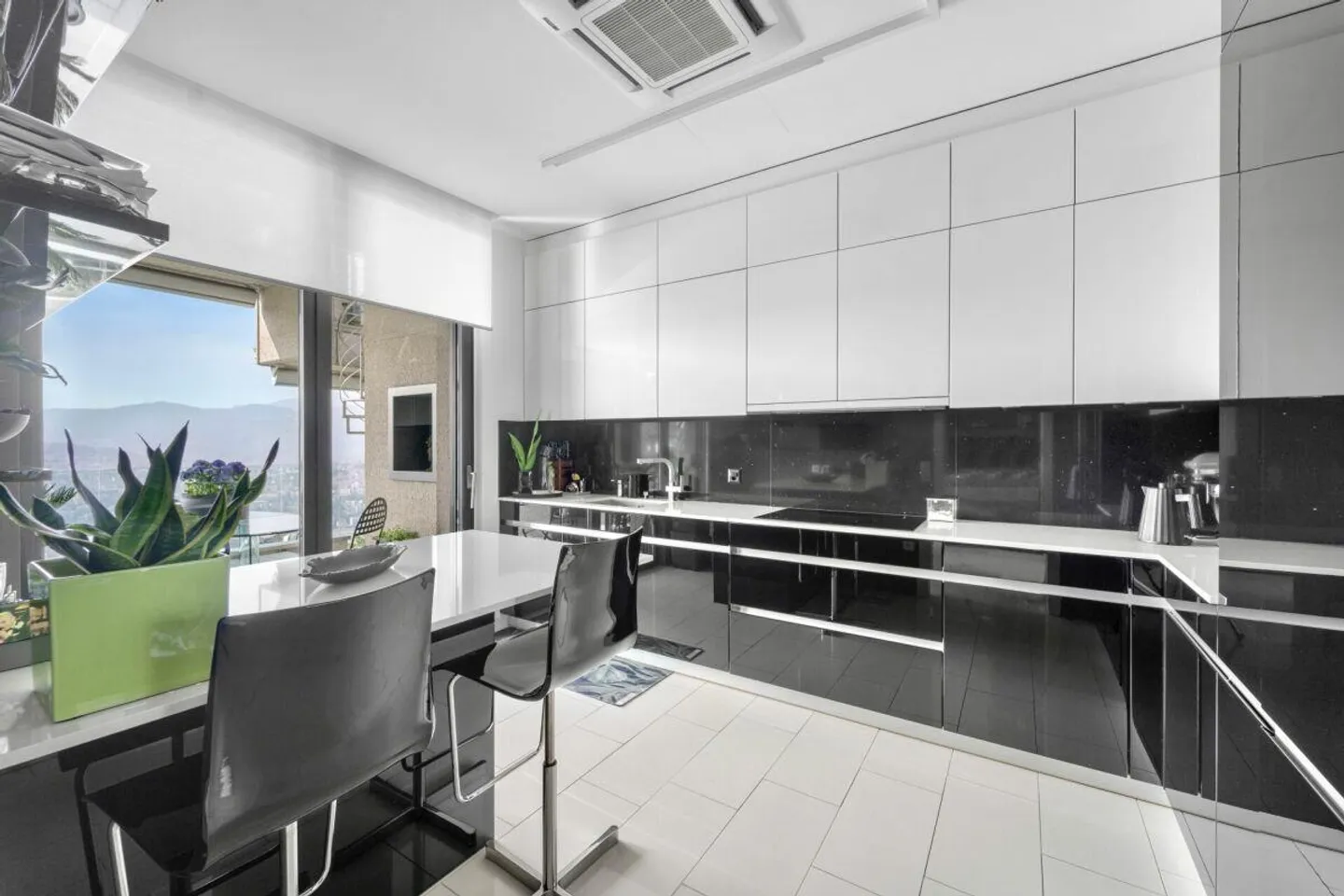 Lugano, Aldesago: Penthouse with terrace and lake view as well as jacuzzi, 5.5 rooms - Photo 10 of 18