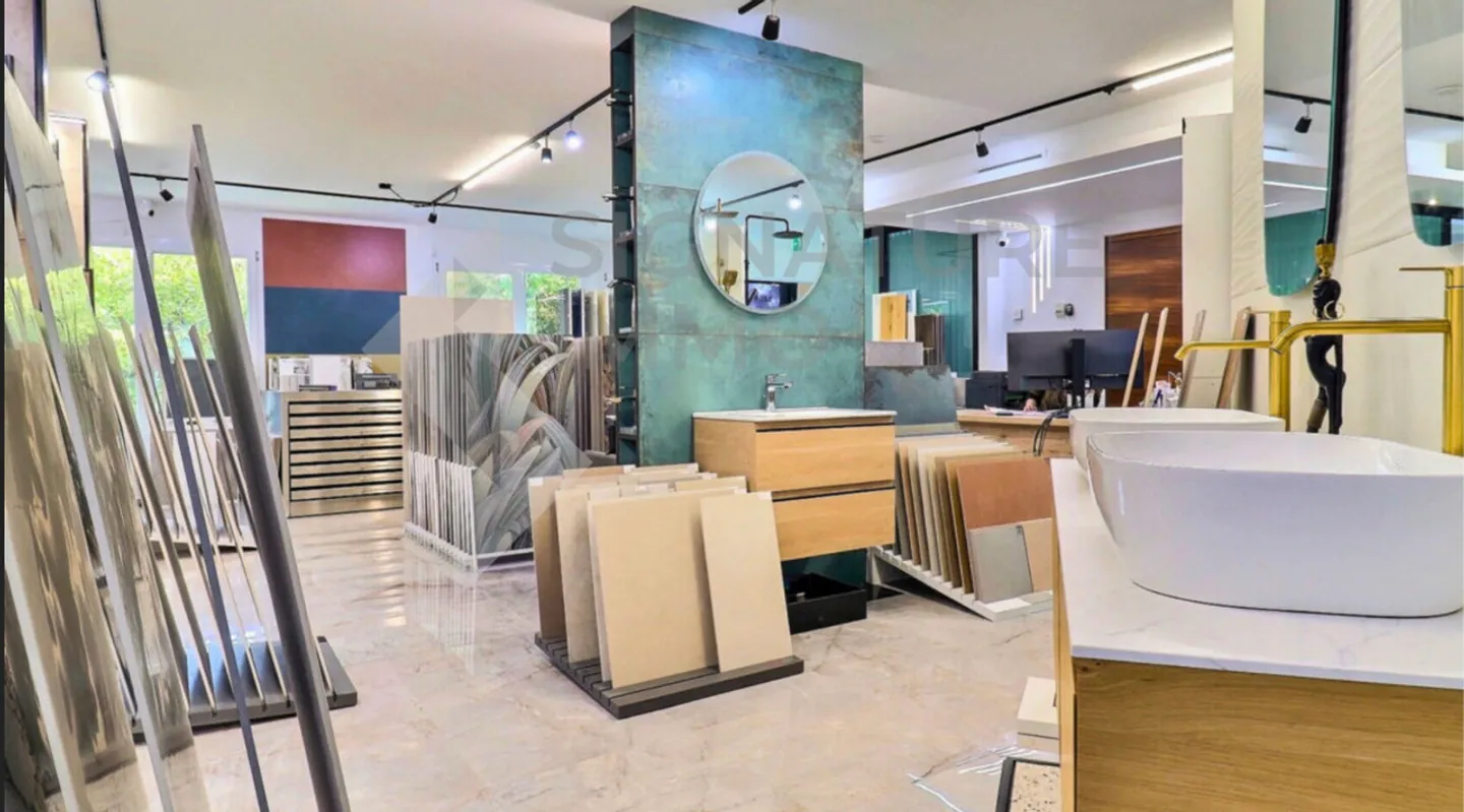 Sales area of 100 m² renovated with exceptional visibility - Photo 1 of 8