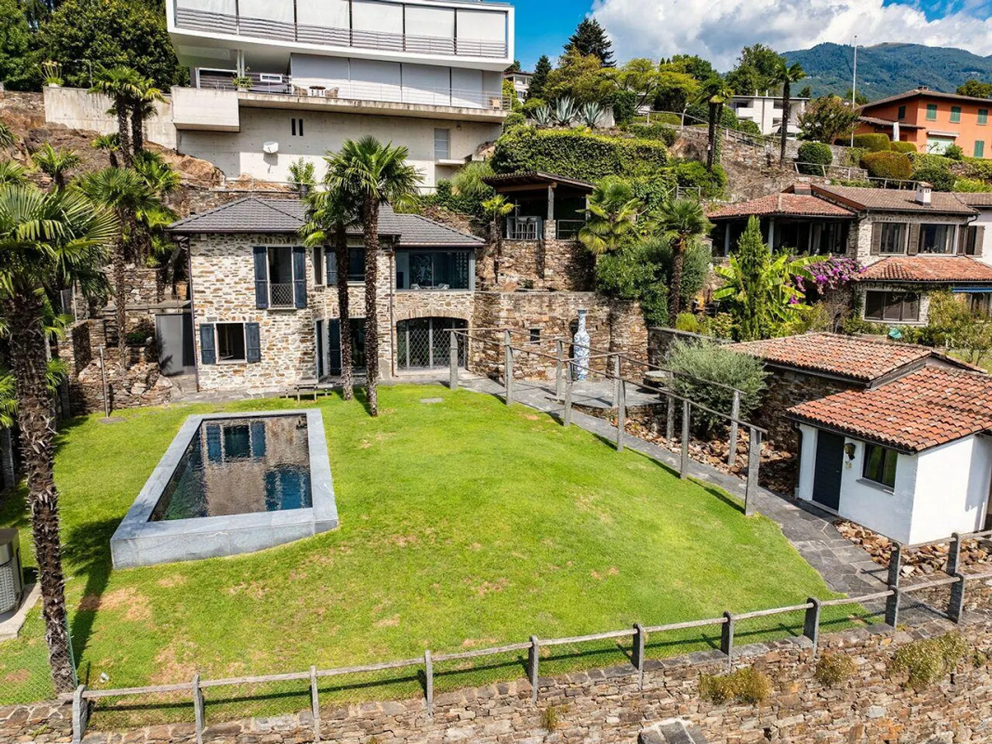 Beeindruckende Villa mit Seeblick - Foto 1 von 17