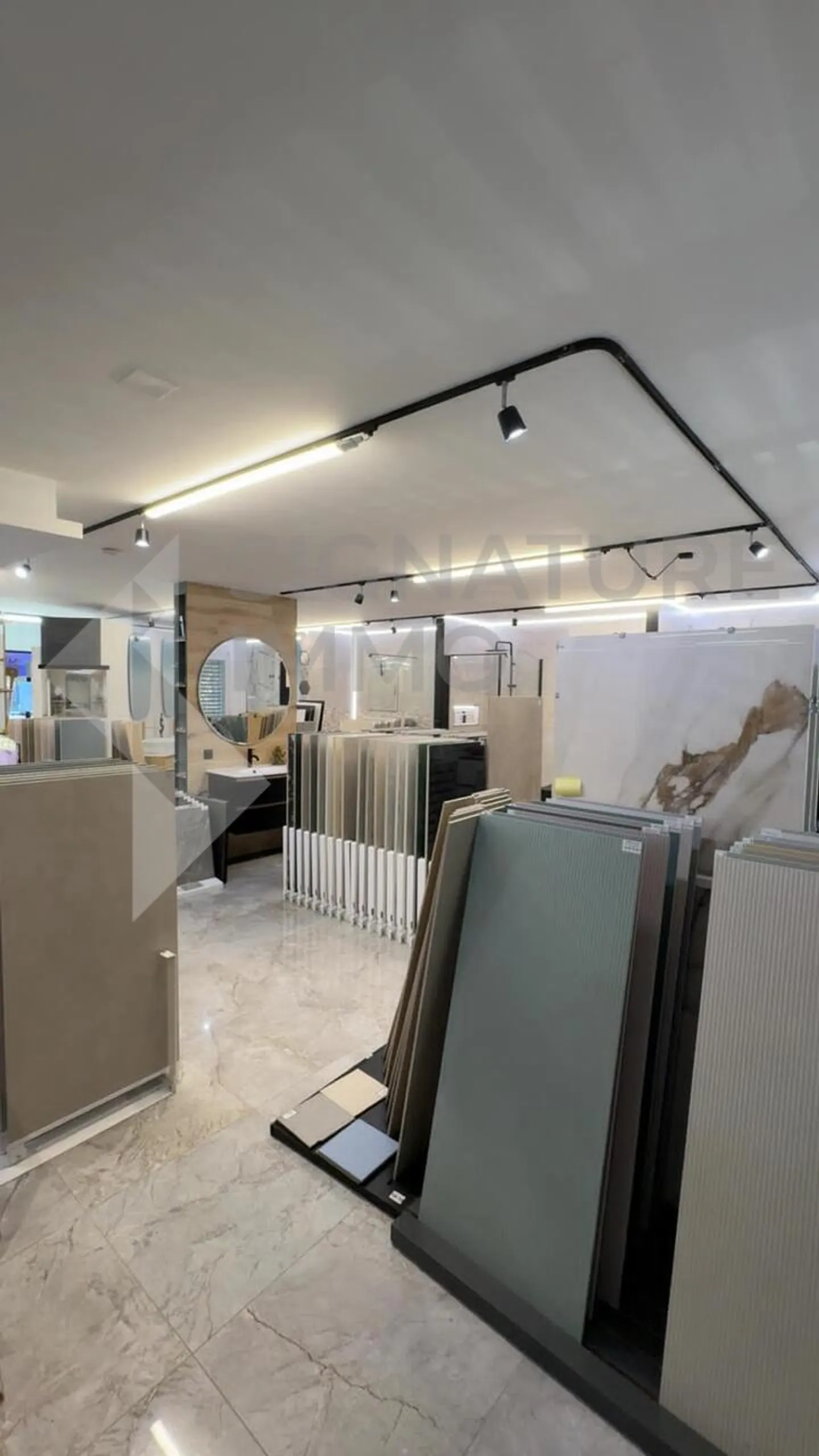 Sales area of 100 m² renovated with exceptional visibility - Photo 3 of 8