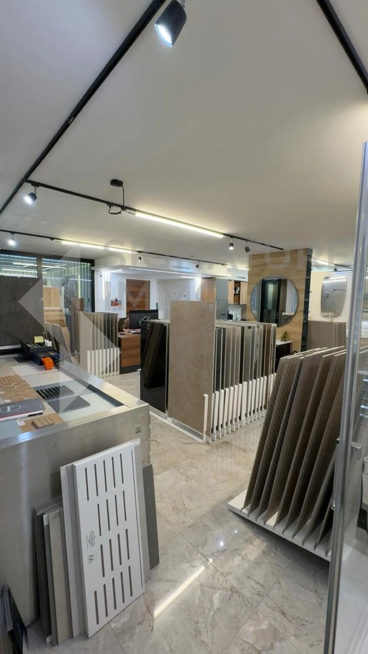 Sales area of 100 m² renovated with exceptional visibility - Photo 7 of 8