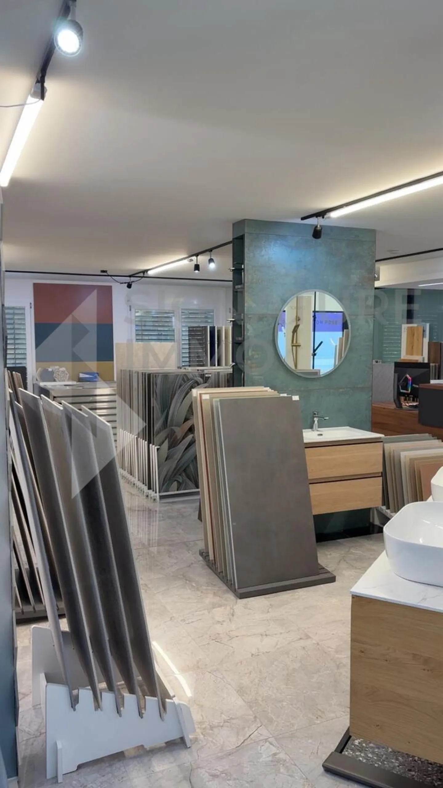 Sales area of 100 m² renovated with exceptional visibility - Photo 8 of 8