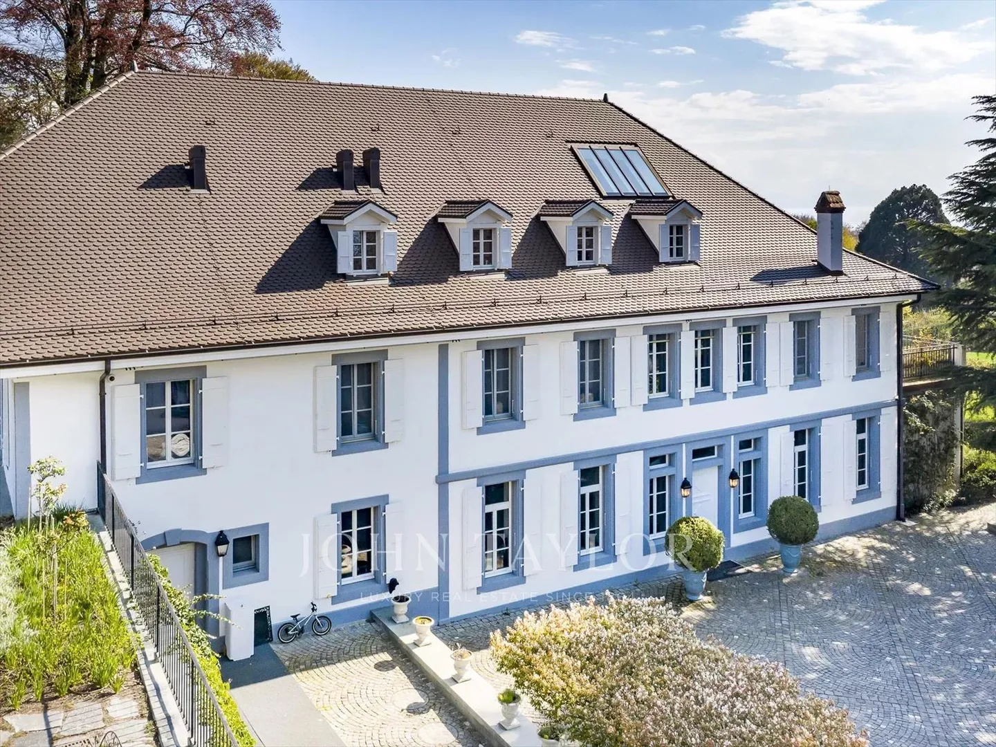 Magnificent, fully renovated mansion - Photo 3 of 13