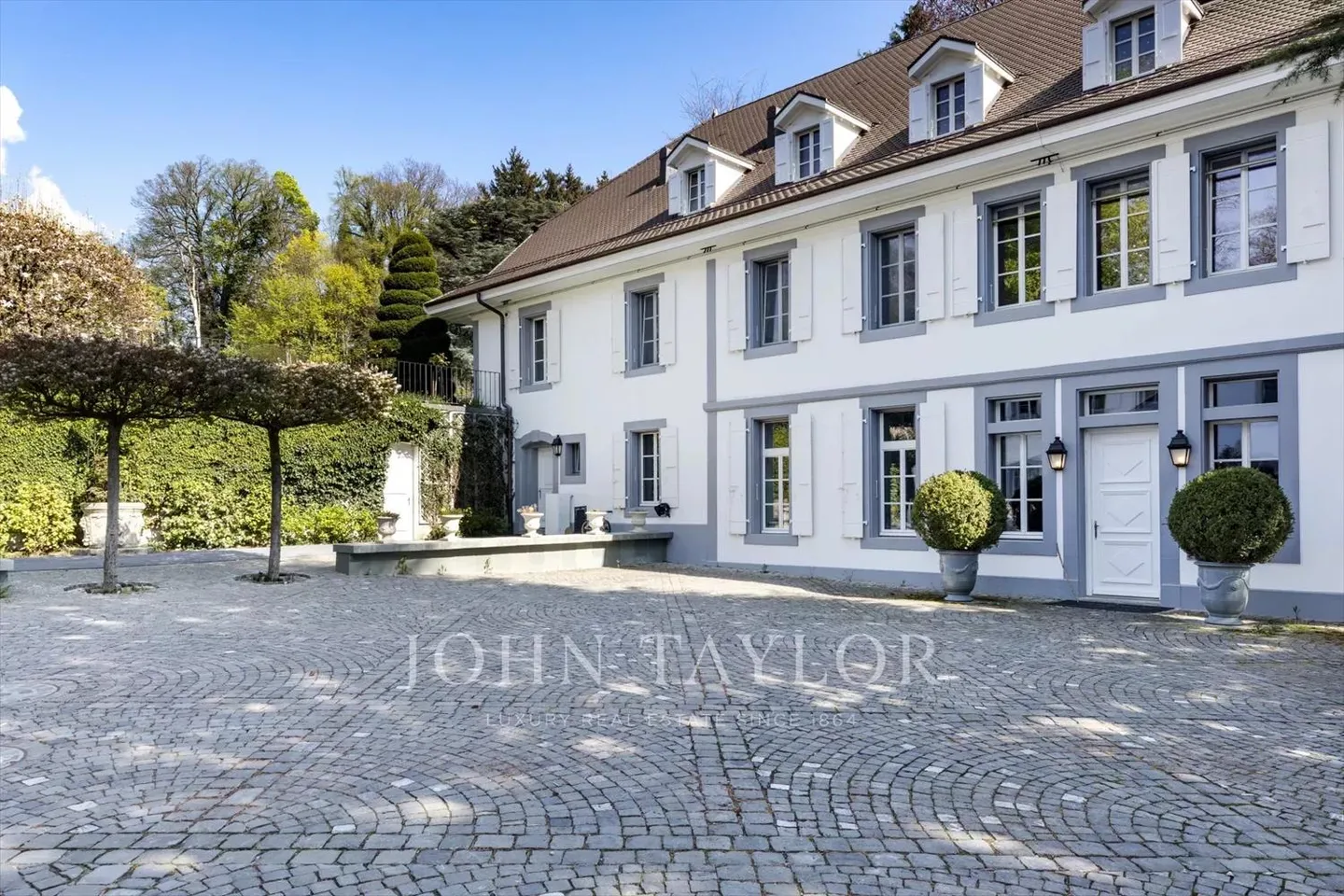 Magnificent, fully renovated mansion - Photo 4 of 13
