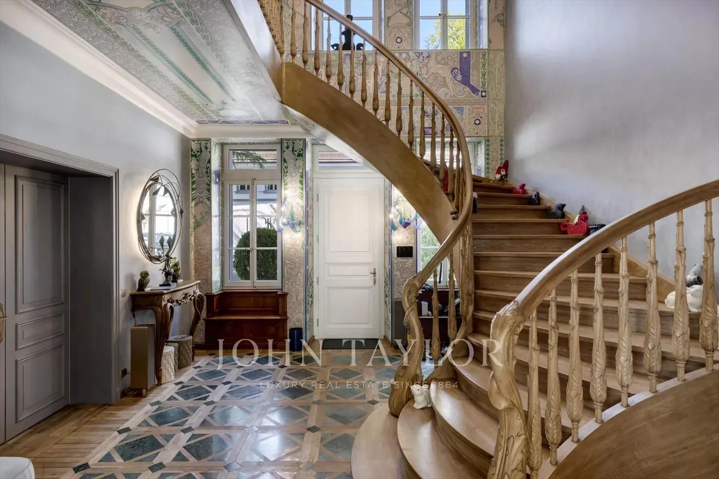 Magnificent, fully renovated mansion - Photo 5 of 13