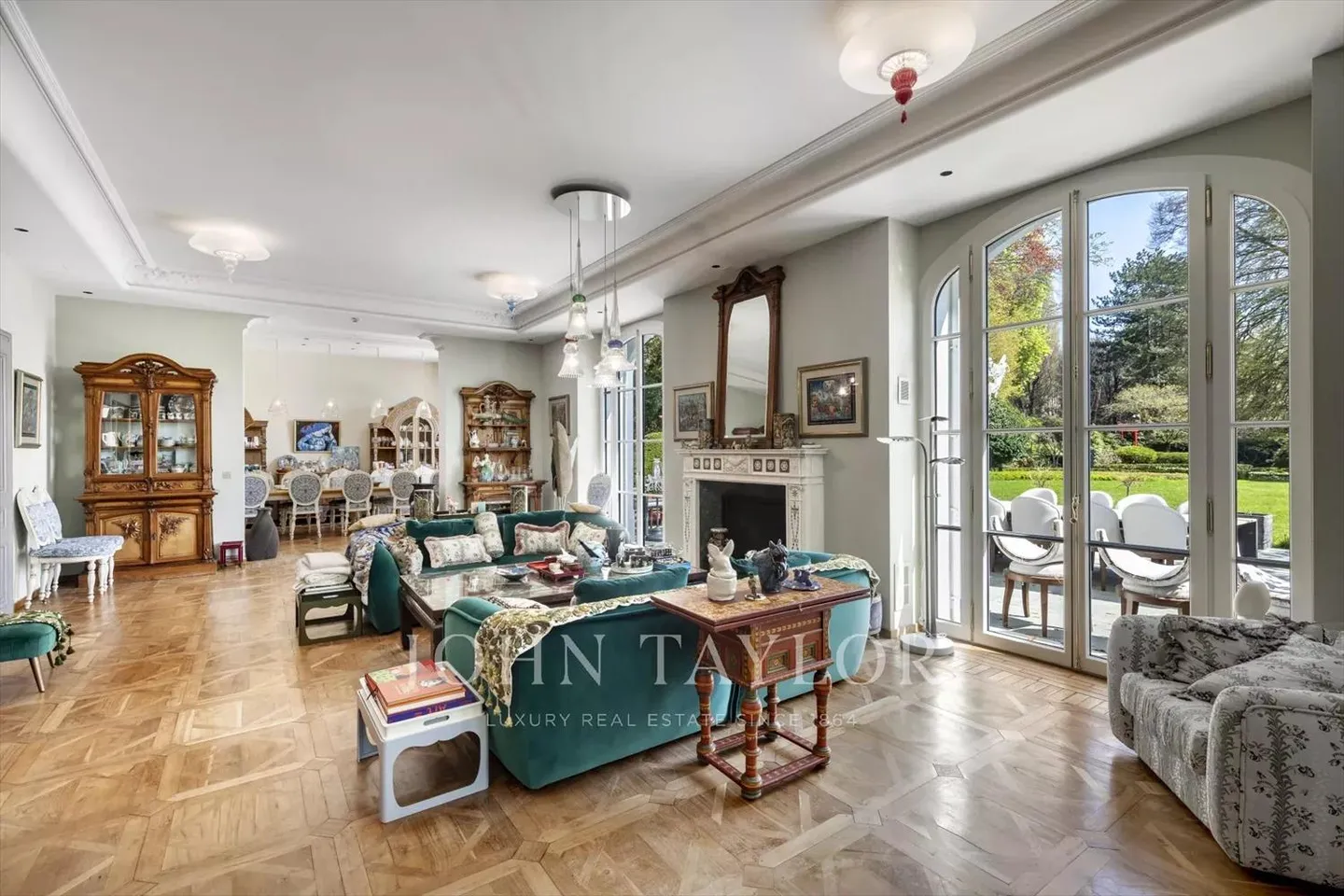 Magnificent, fully renovated mansion - Photo 8 of 13