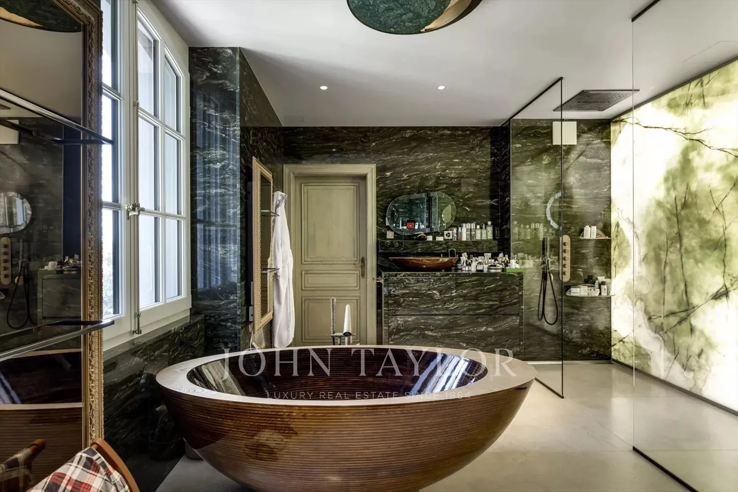 Magnificent, fully renovated mansion - Photo 12 of 13