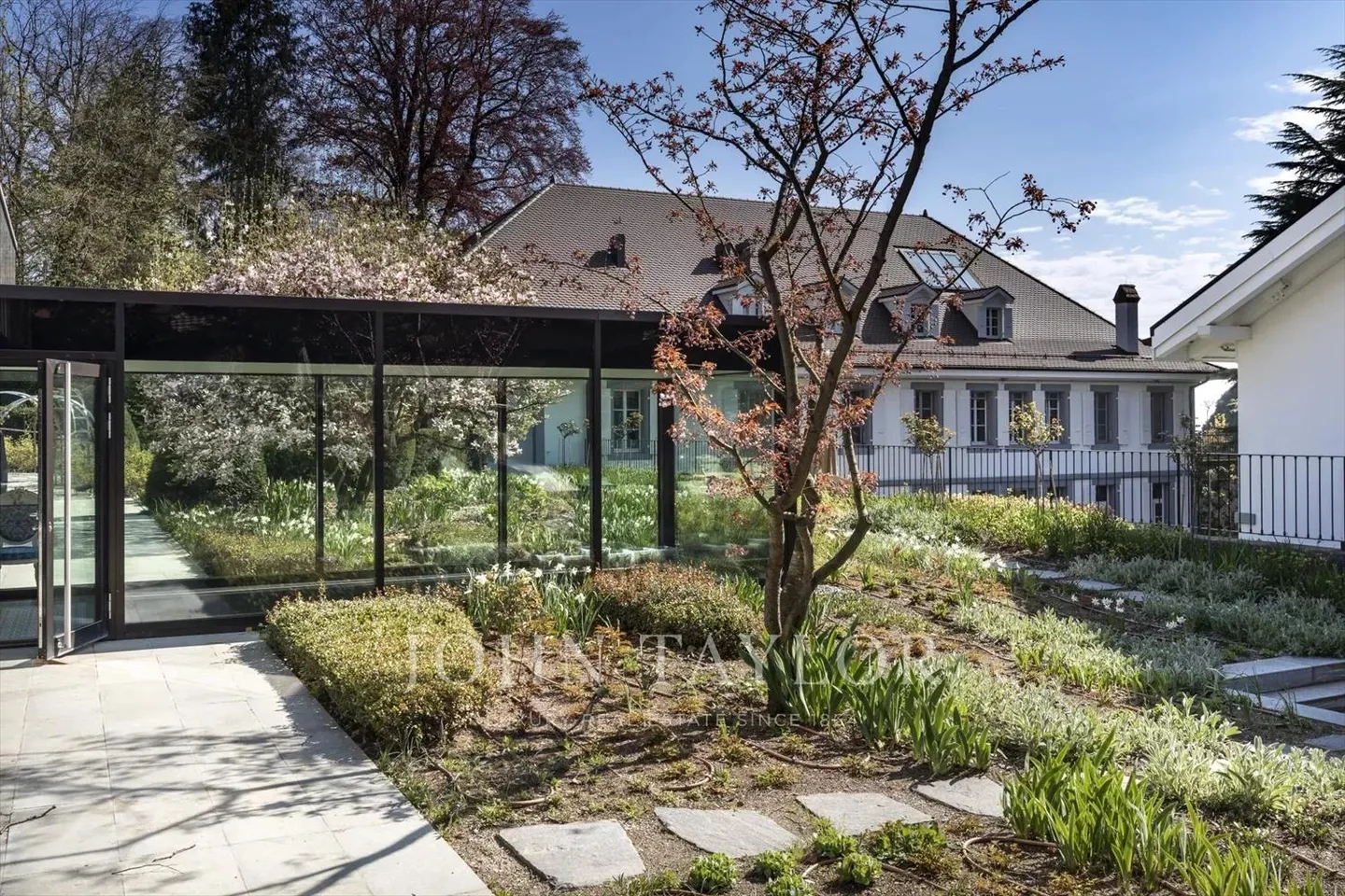 Magnificent, fully renovated mansion - Photo 13 of 13