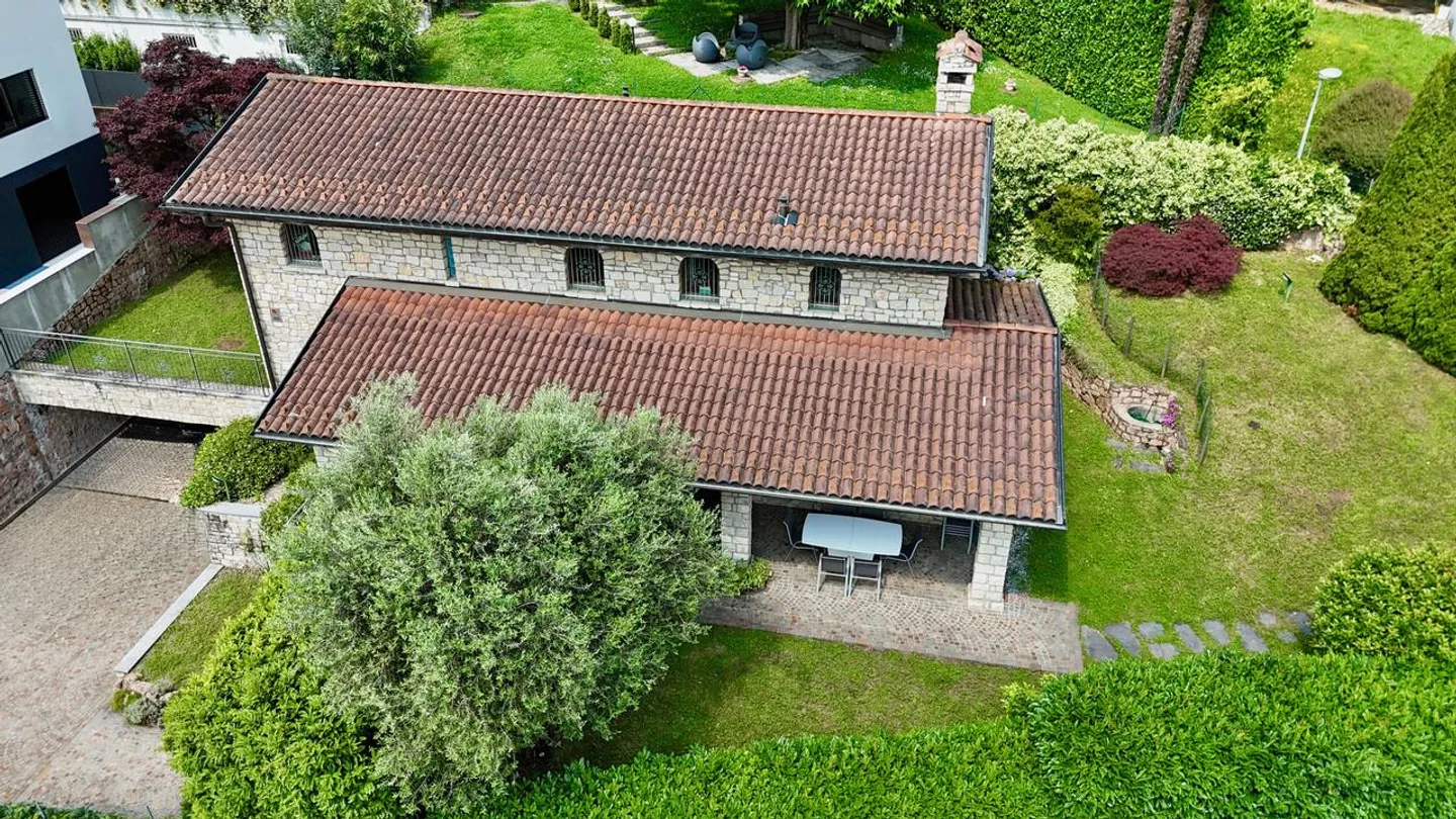 Affascinante villa in pietra con un ambiente lussureggiante e ben curato - Foto 3 di 20