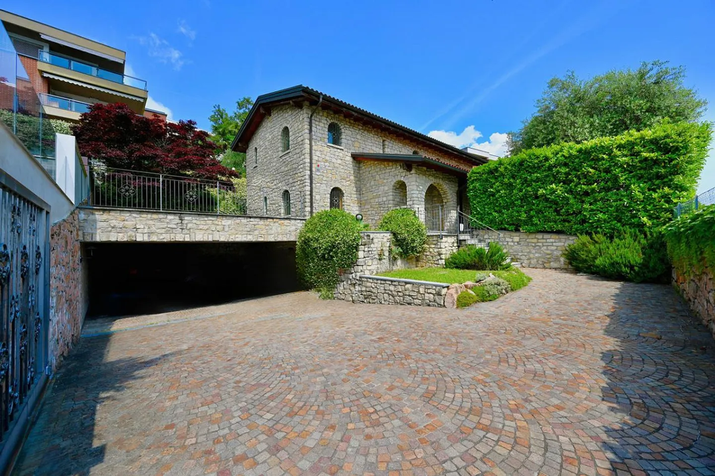 Affascinante villa in pietra con un ambiente lussureggiante e ben curato - Foto 5 di 20