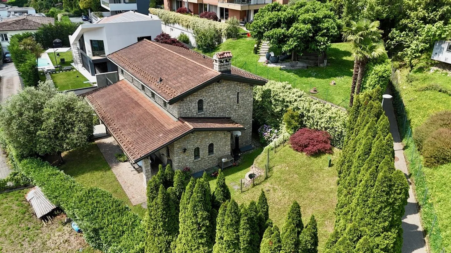 Affascinante villa in pietra con un ambiente lussureggiante e ben curato - Foto 1 di 20