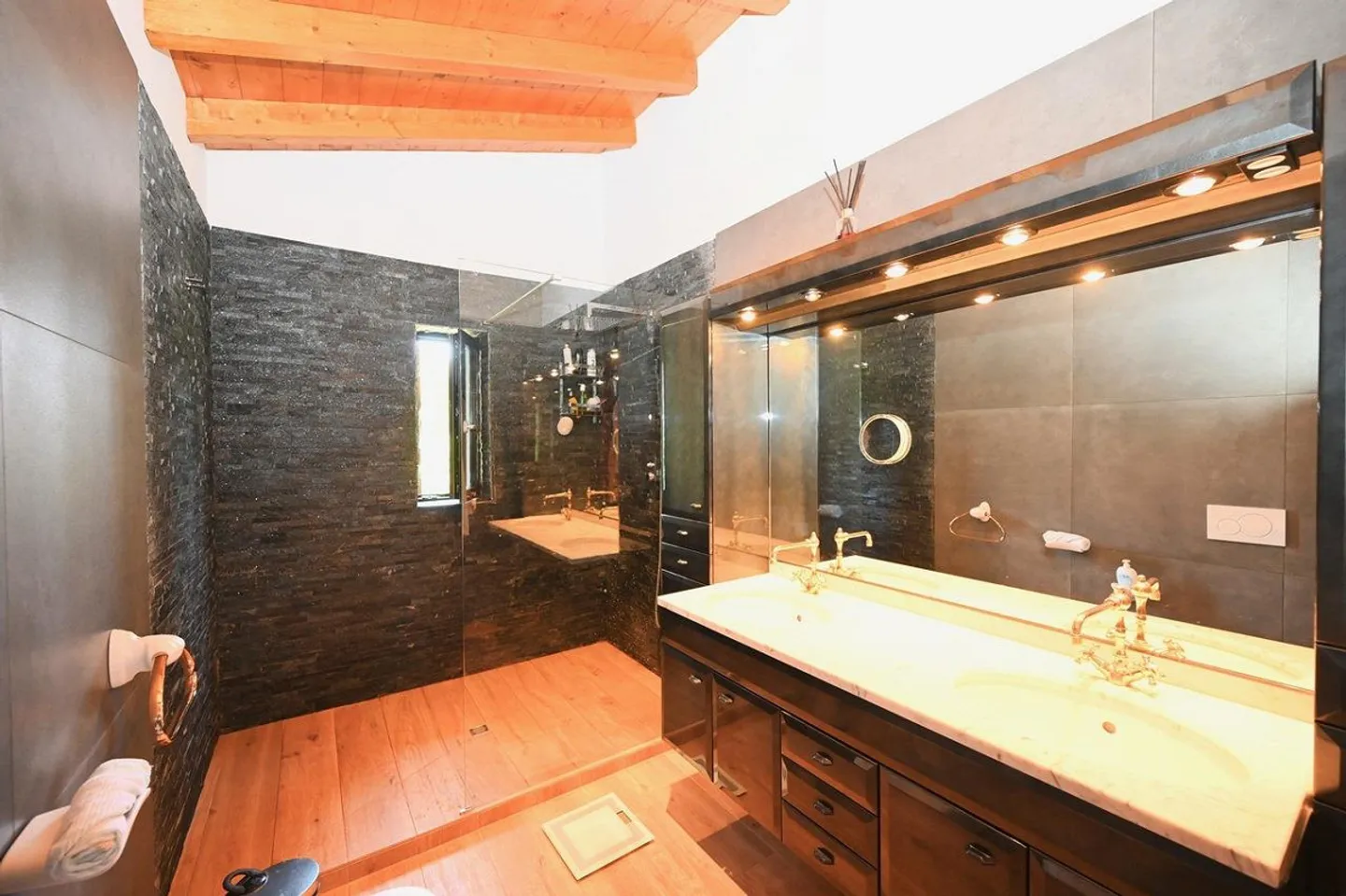 Affascinante villa in pietra con un ambiente lussureggiante e ben curato - Foto 14 di 20