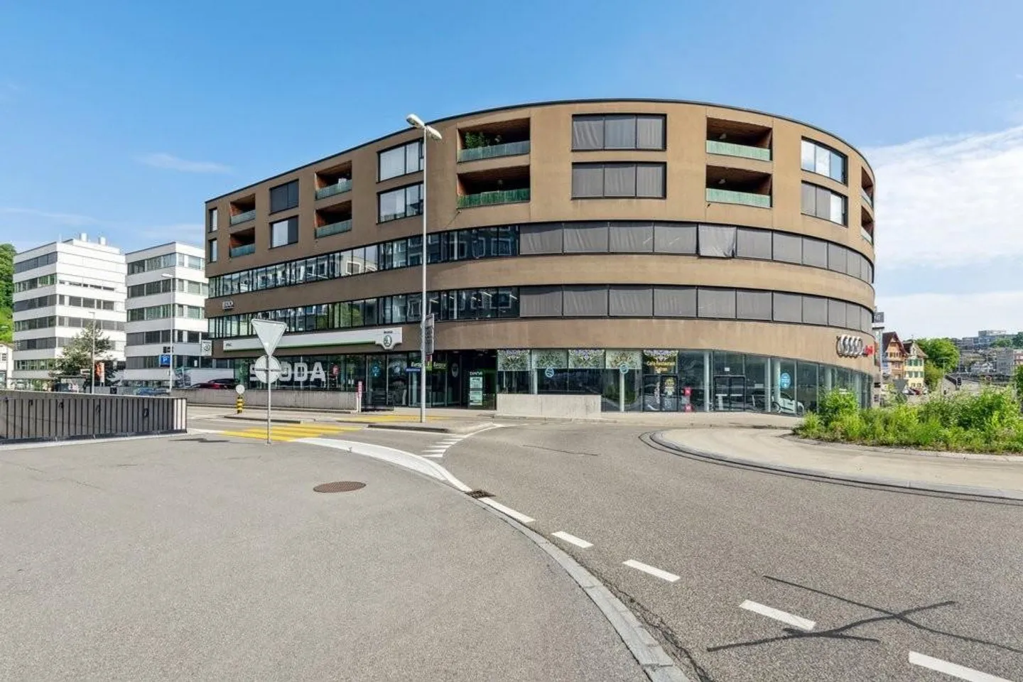 Proximity to the train station meets space for ideas. Discover now! - Photo 1 of 9