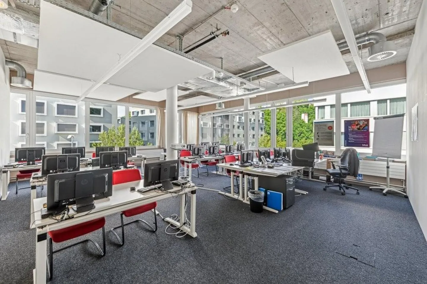 Proximity to the train station meets space for ideas. Discover now! - Photo 3 of 9