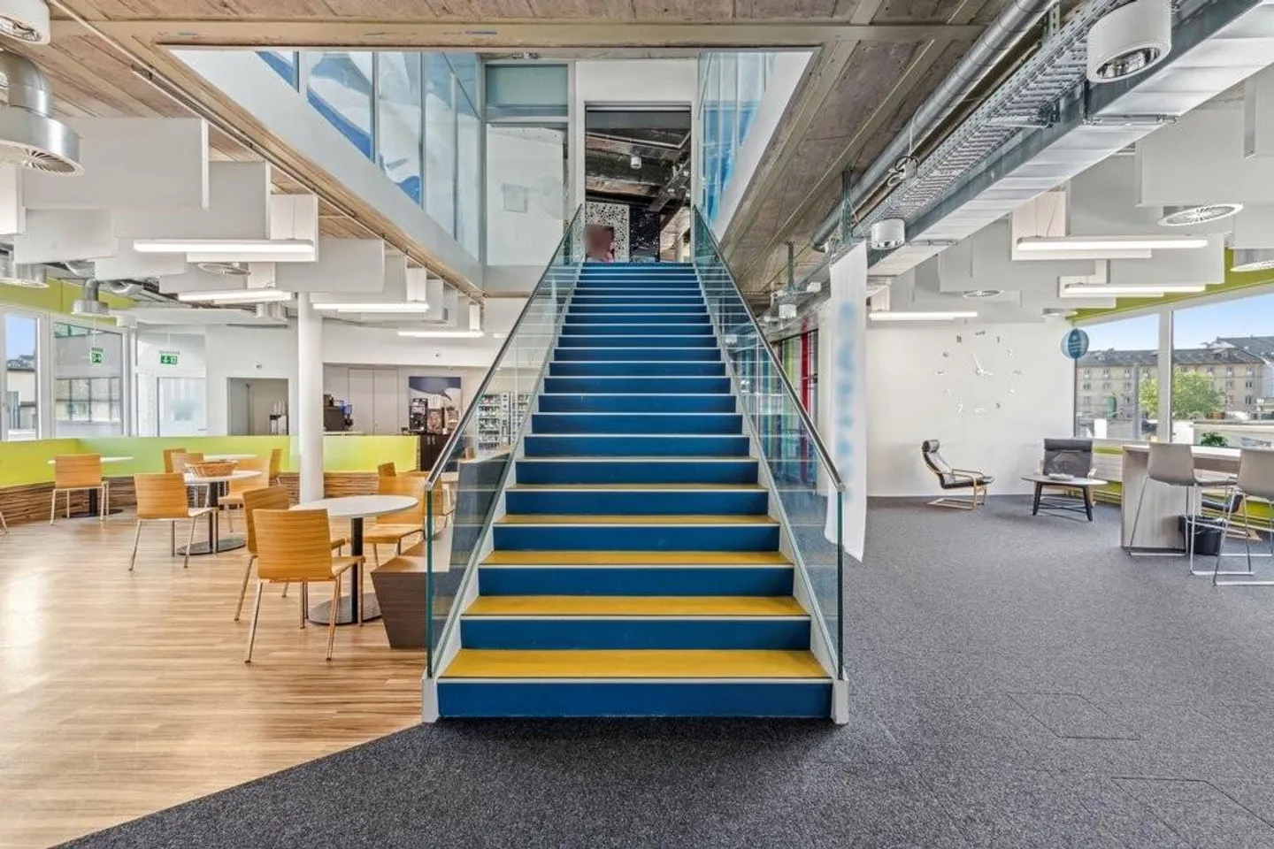 Proximity to the train station meets space for ideas. Discover now! - Photo 9 of 9