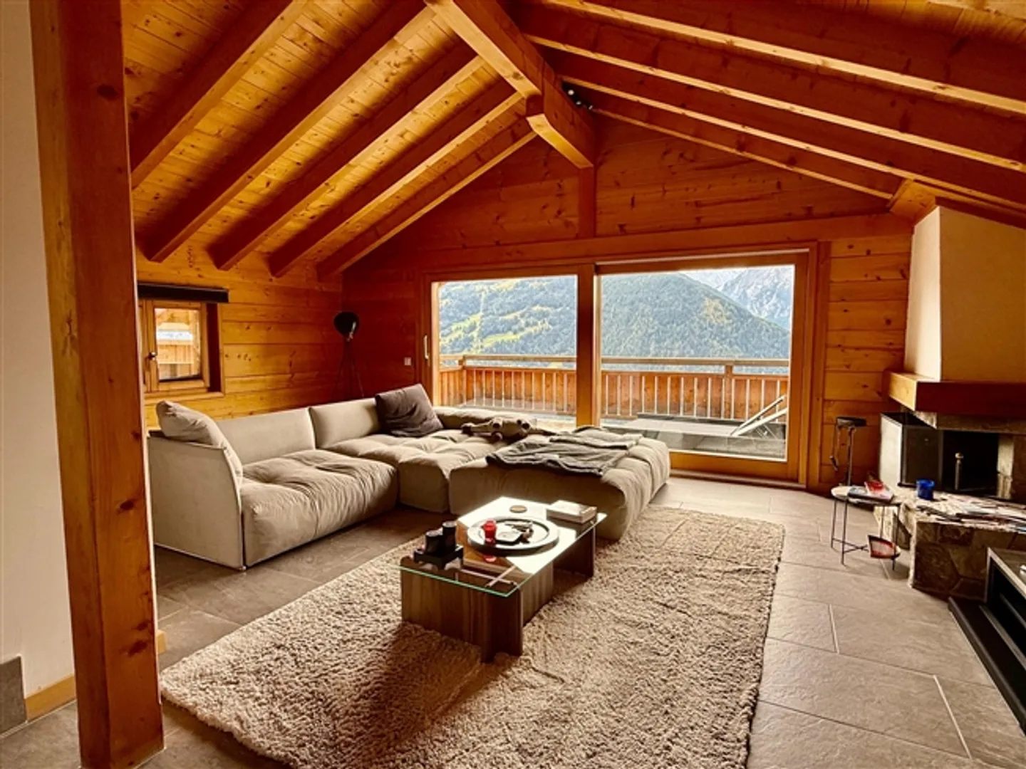 «JAHRESMIETE - Geräumiges Chalet mit 5 Betten und 4 Bädern in der ruhigen Wohngegend von Médières in Verbier» - Foto 1 von 20