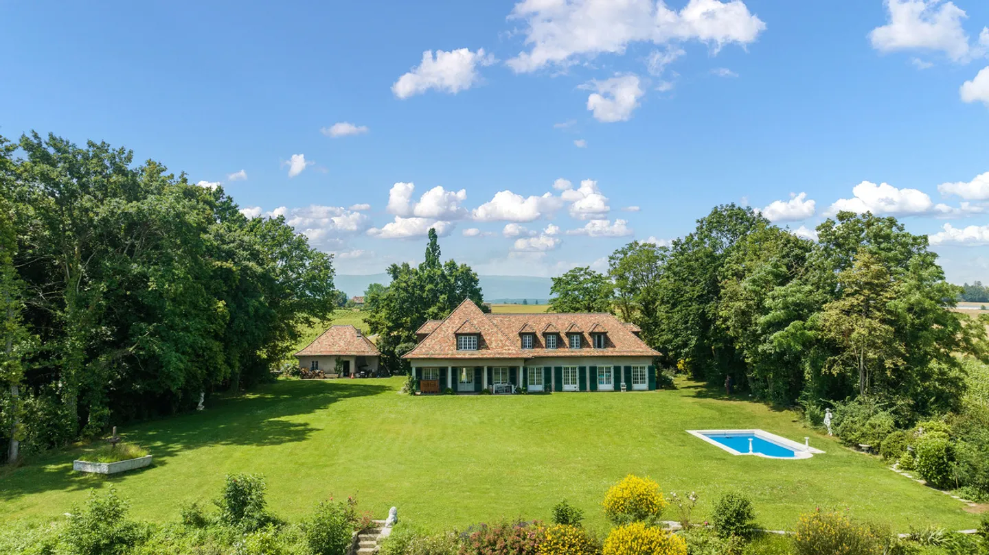 Very beautiful family property in the heart of the vineyards with swimming pool in Etoy - Photo 1 of 17