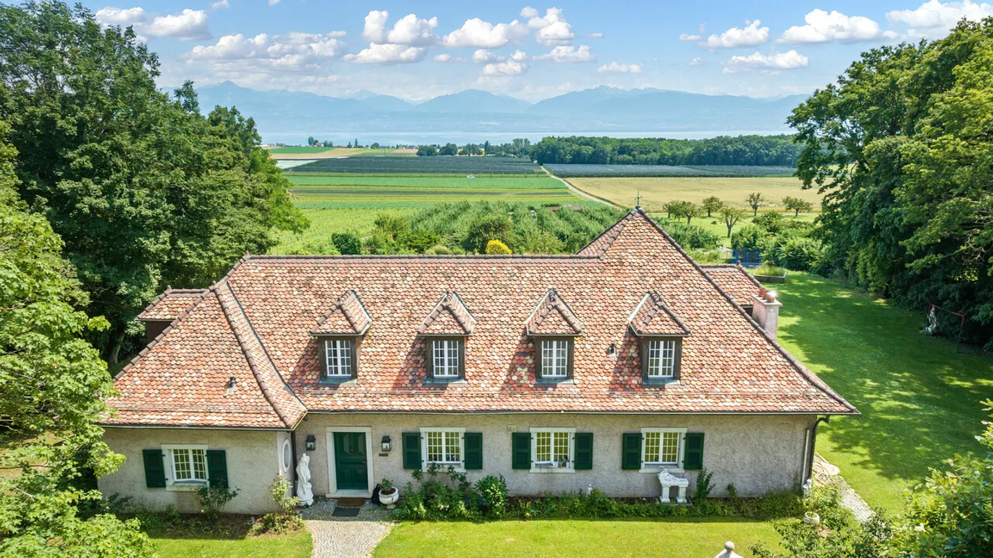 Very beautiful family property in the heart of the vineyards with swimming pool in Etoy - Photo 2 of 17