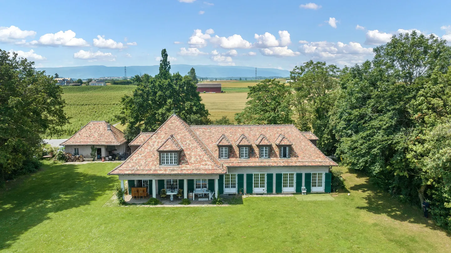 Very beautiful family property in the heart of the vineyards with swimming pool in Etoy - Photo 3 of 17