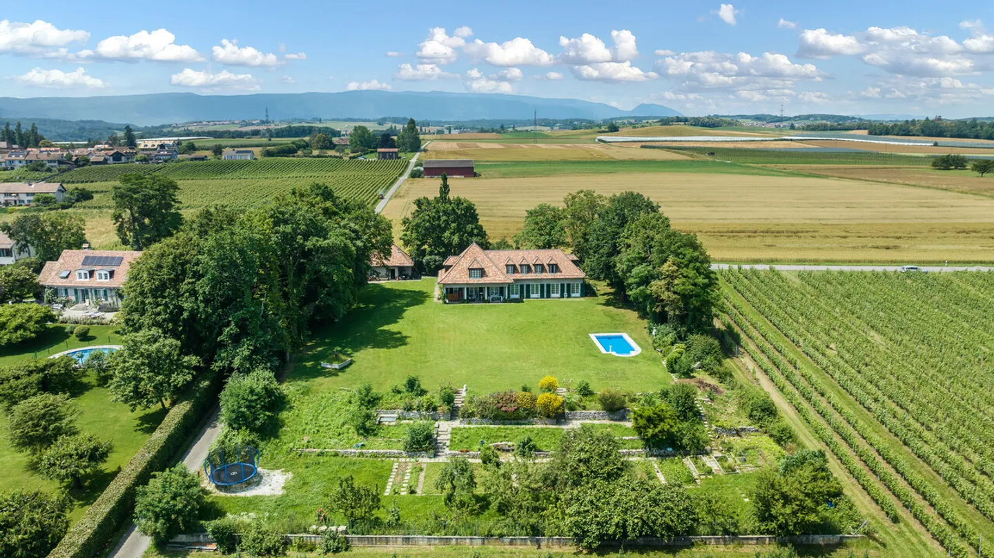 Very beautiful family property in the heart of the vineyards with swimming pool in Etoy - Photo 4 of 17