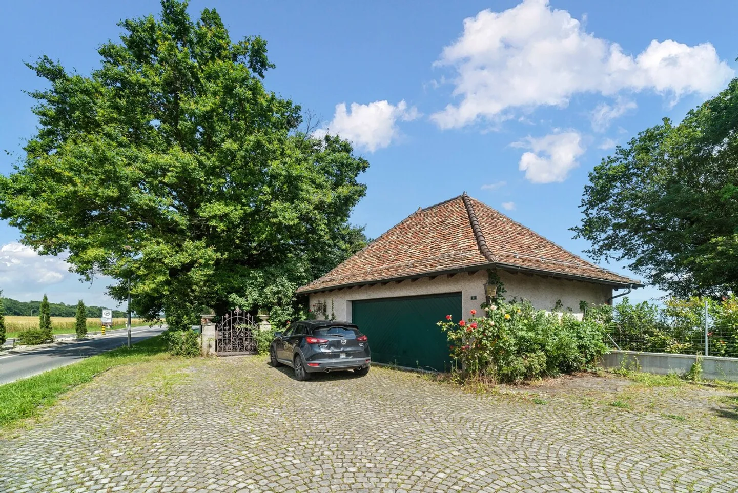 Very beautiful family property in the heart of the vineyards with swimming pool in Etoy - Photo 17 of 17