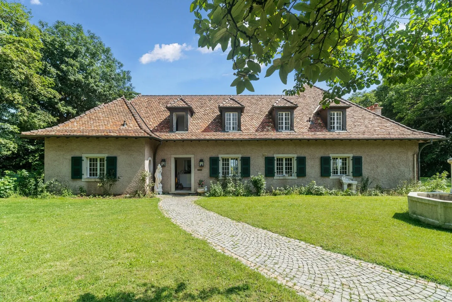 Very beautiful family property in the heart of the vineyards with swimming pool in Etoy - Photo 15 of 17