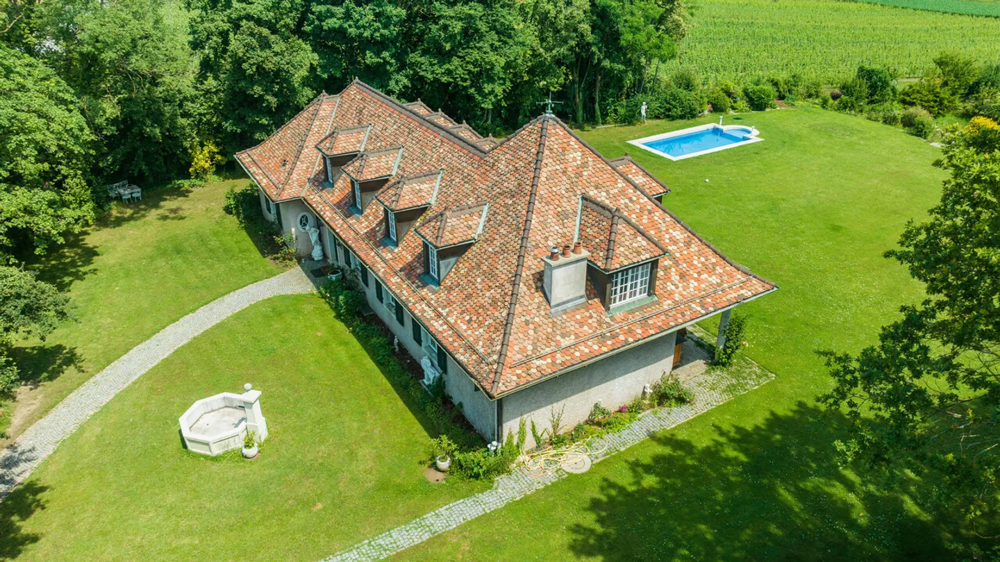 Very beautiful family property in the heart of the vineyards with swimming pool in Etoy - Photo 14 of 17