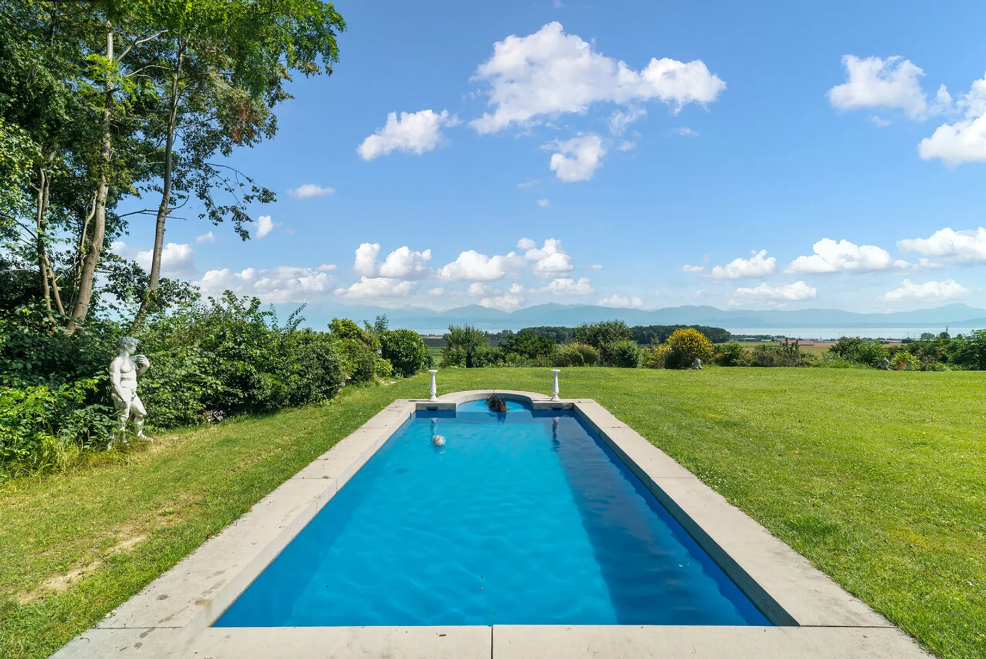 Very beautiful family property in the heart of the vineyards with swimming pool in Etoy - Photo 16 of 17