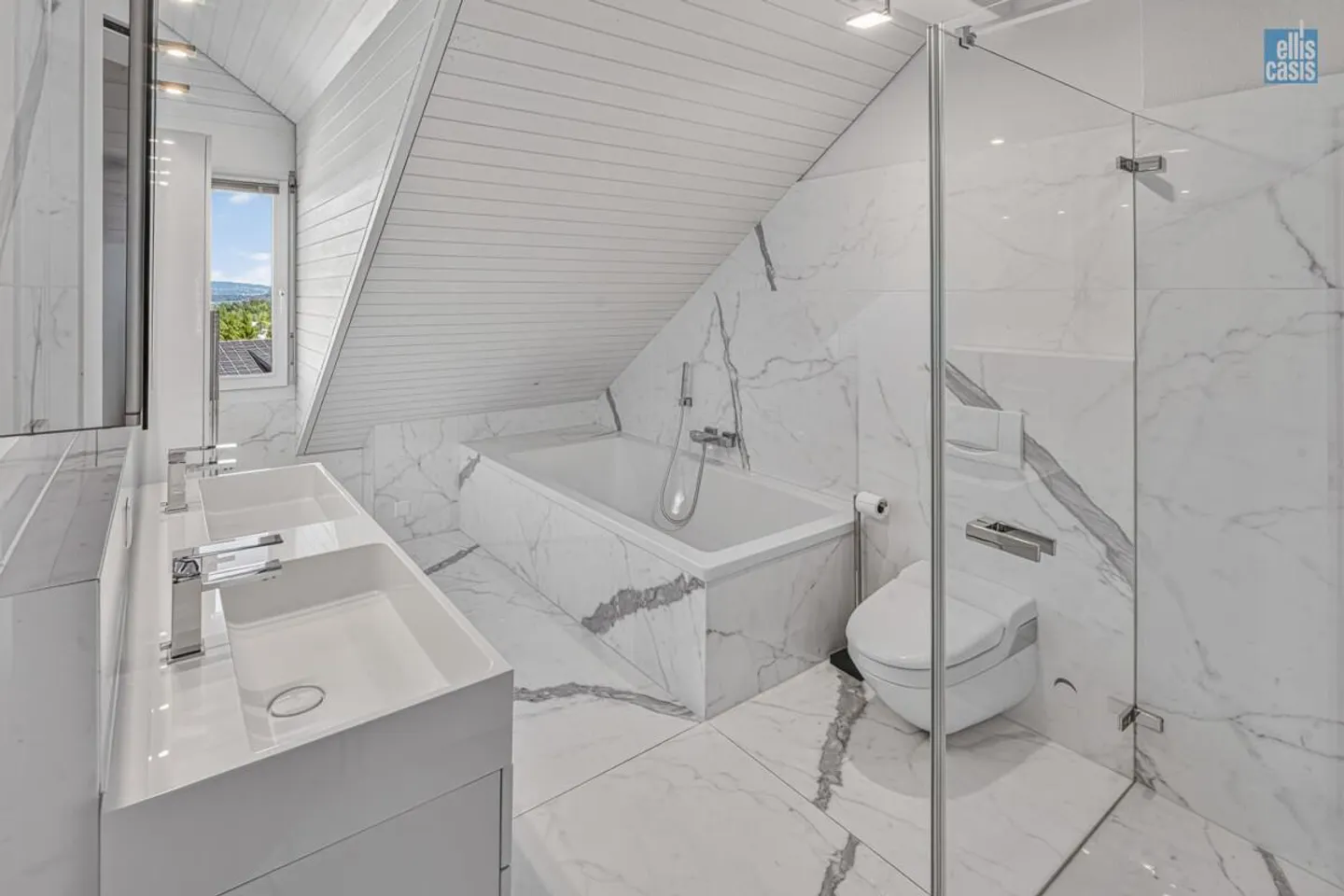 Maison familiale double de 6,5 pièces pour vivre et se sentir bien - Photo 8 sur 13