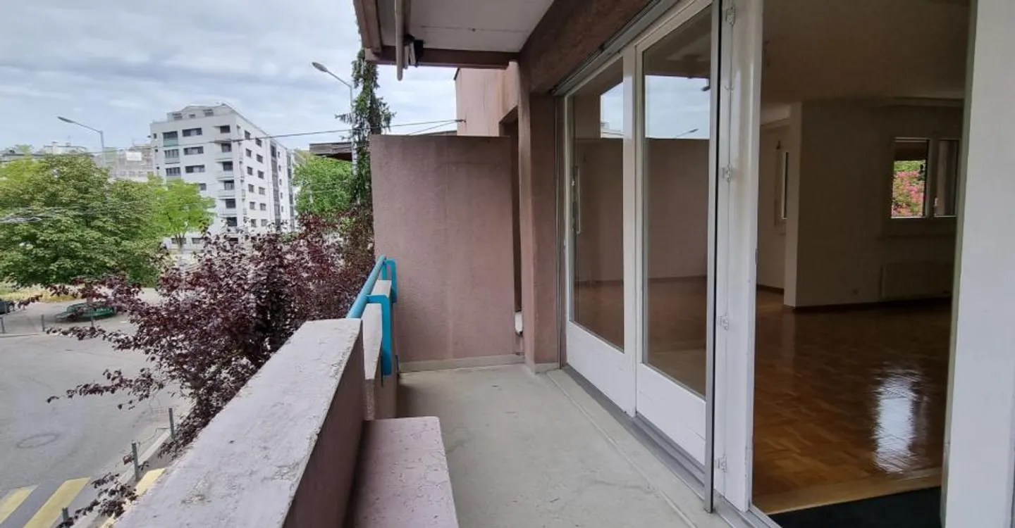 LARGE 6-ROOM APARTMENT - Photo 1 of 6