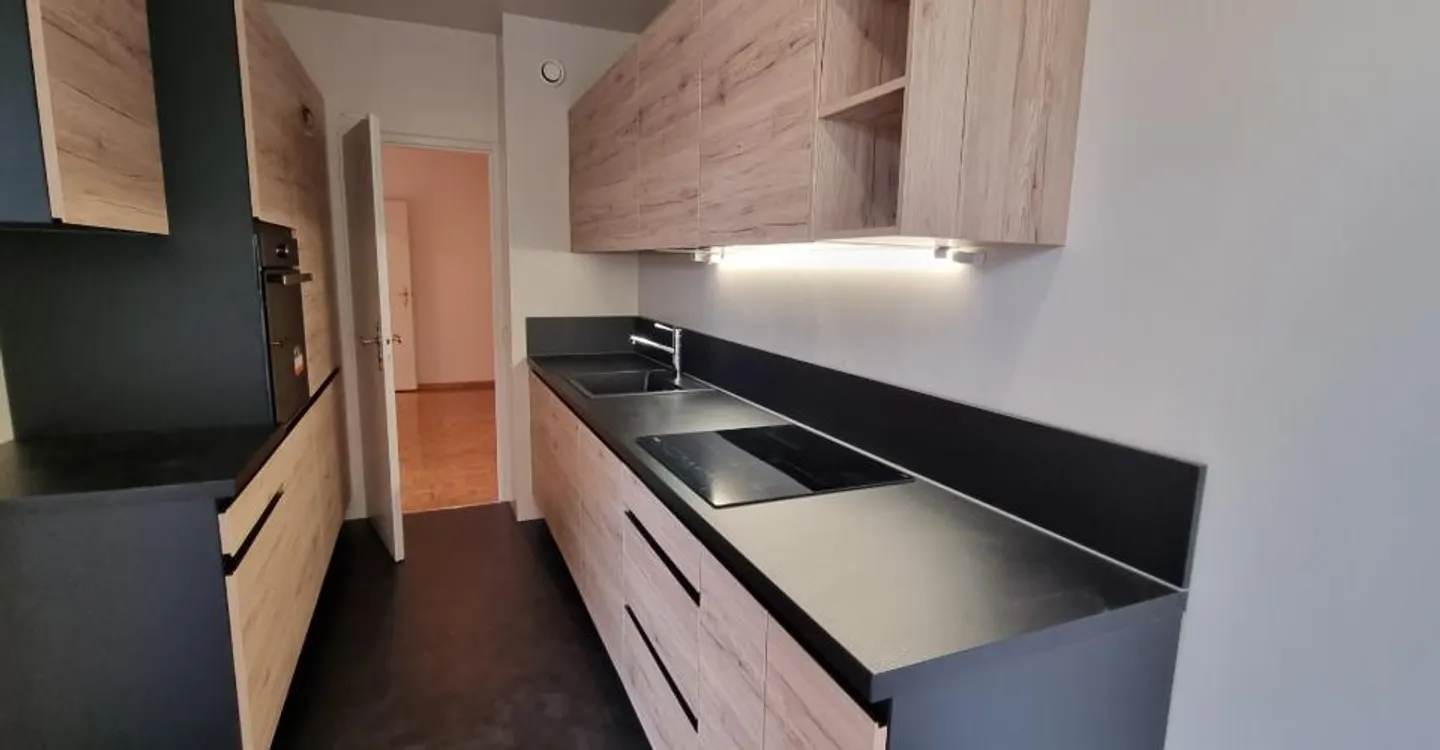 LARGE 6-ROOM APARTMENT - Photo 2 of 6