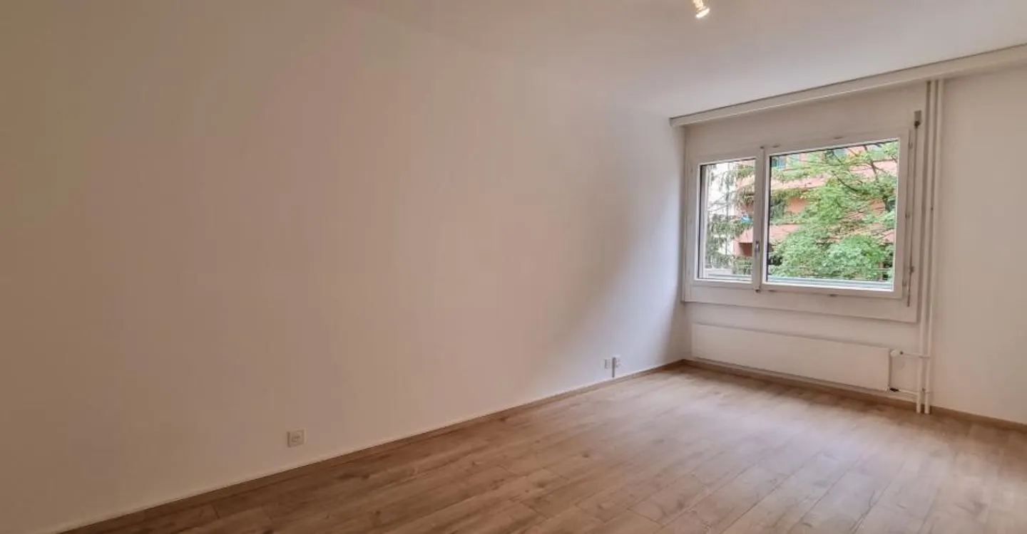 LARGE 6-ROOM APARTMENT - Photo 5 of 6