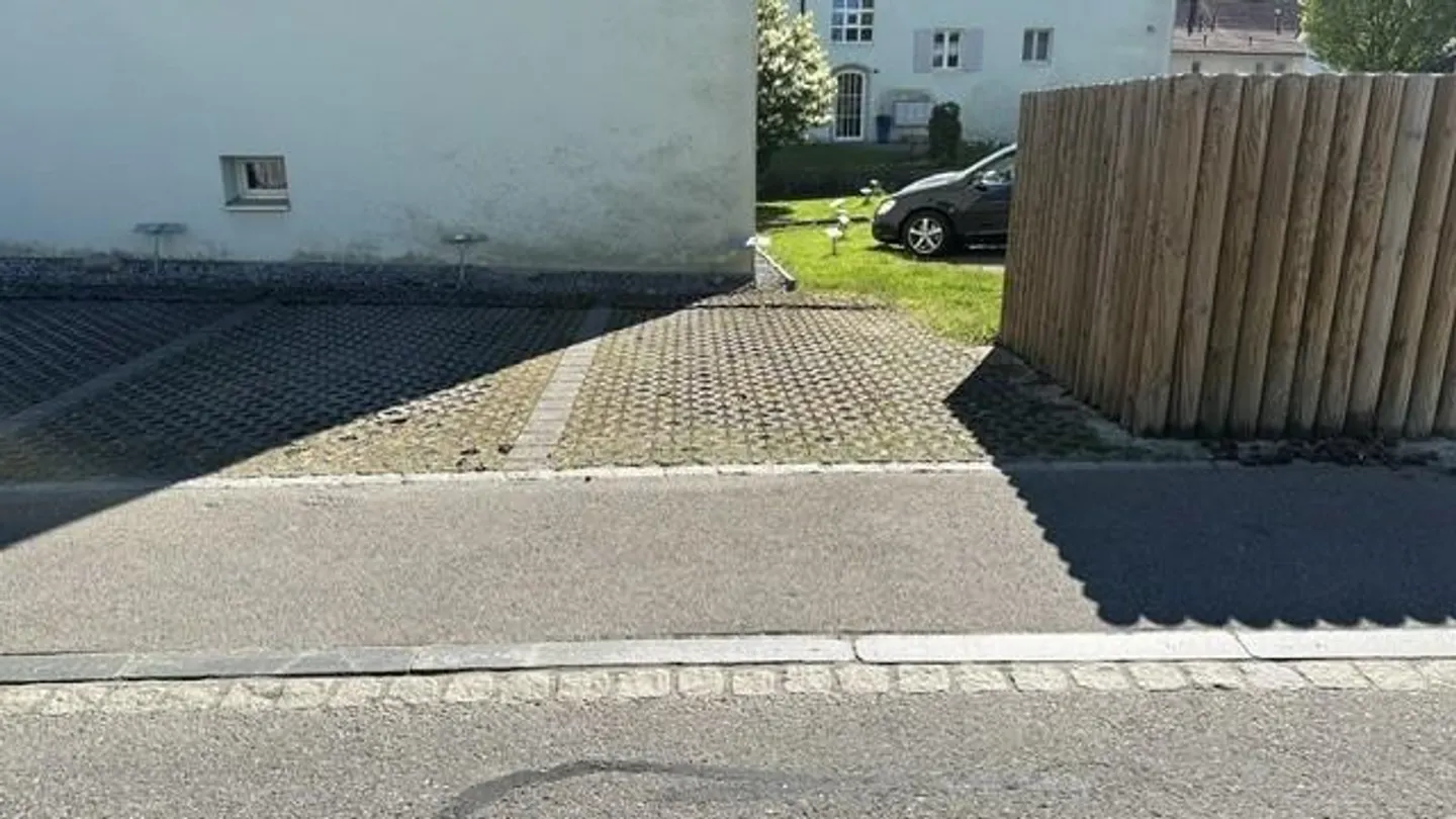 Places de parking extérieures abordables à louer ! - Photo 2 sur 3
