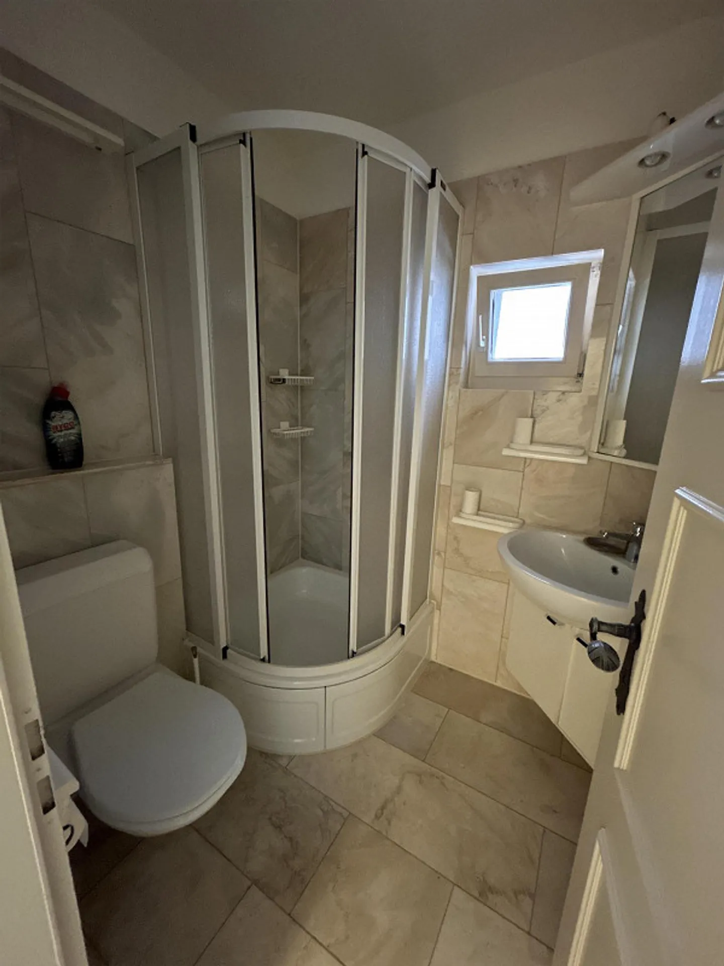 Furnished apartment with charm in a central location in Zug - Photo 3 of 3