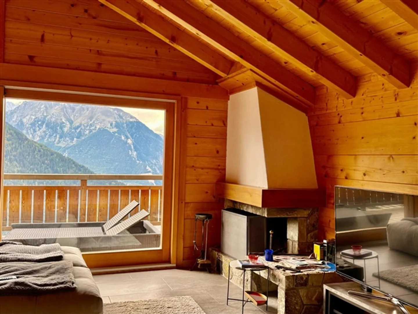 «JAHRESMIETE - Geräumiges Chalet mit 5 Betten und 4 Bädern in der ruhigen Wohngegend von Médières in Verbier» - Foto 2 von 20