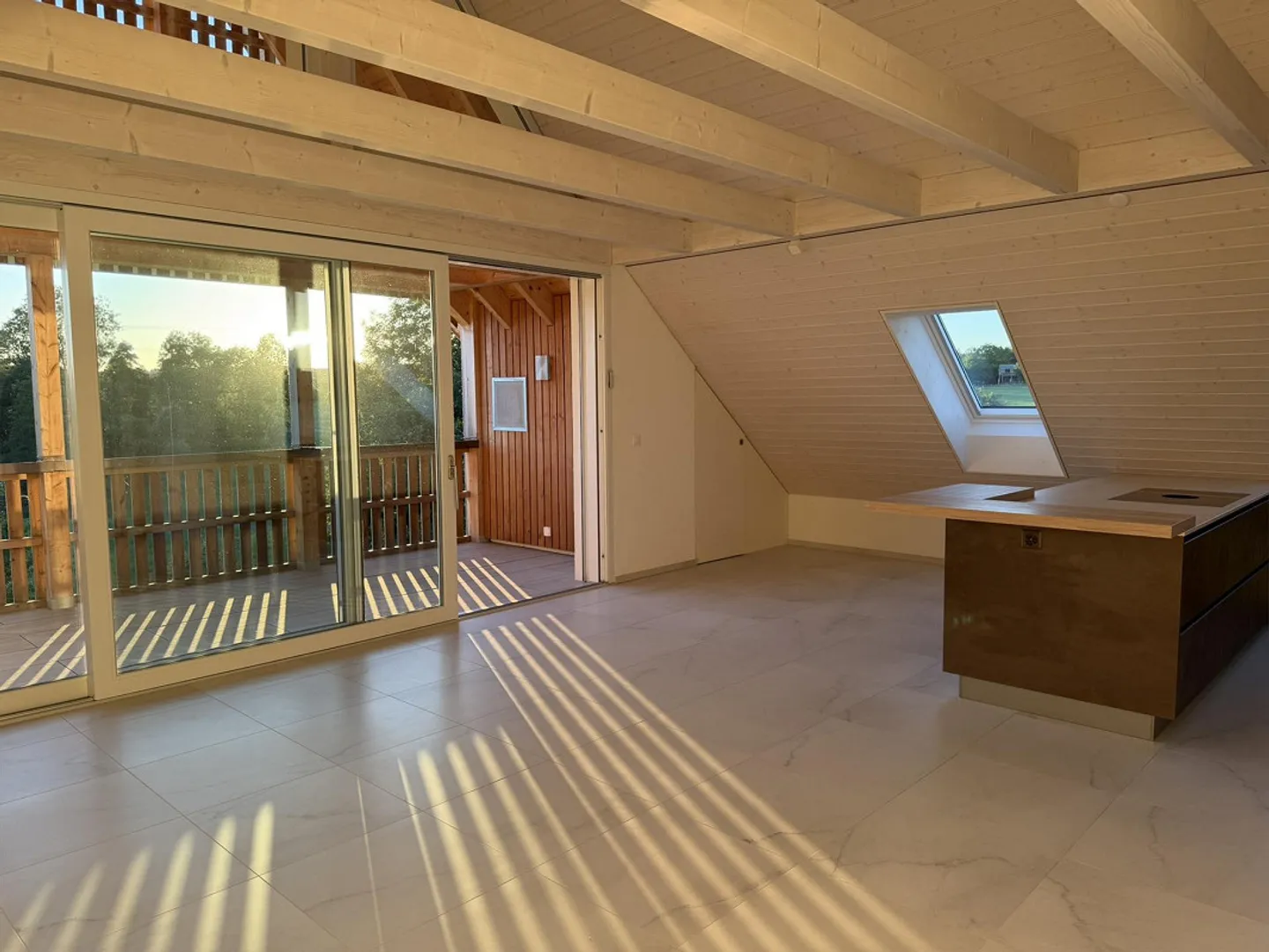 Appartement moderne 3 1/2 sous les combles avec pièce supplémentaire et vue dégagée - Photo 2 sur 14