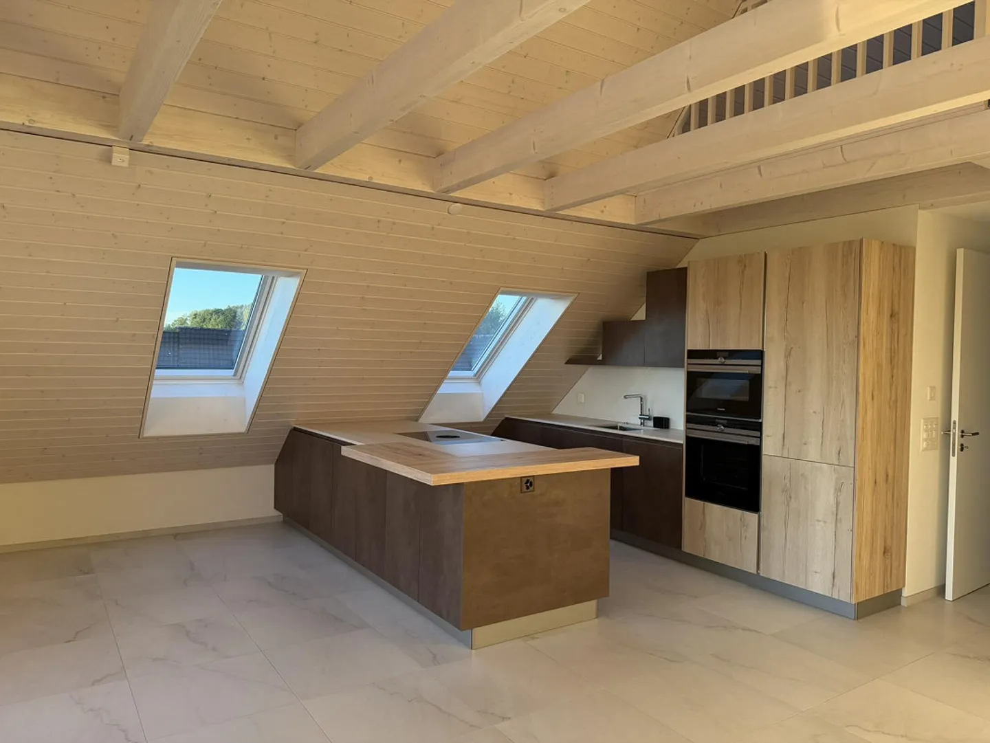 Appartement moderne 3 1/2 sous les combles avec pièce supplémentaire et vue dégagée - Photo 3 sur 14