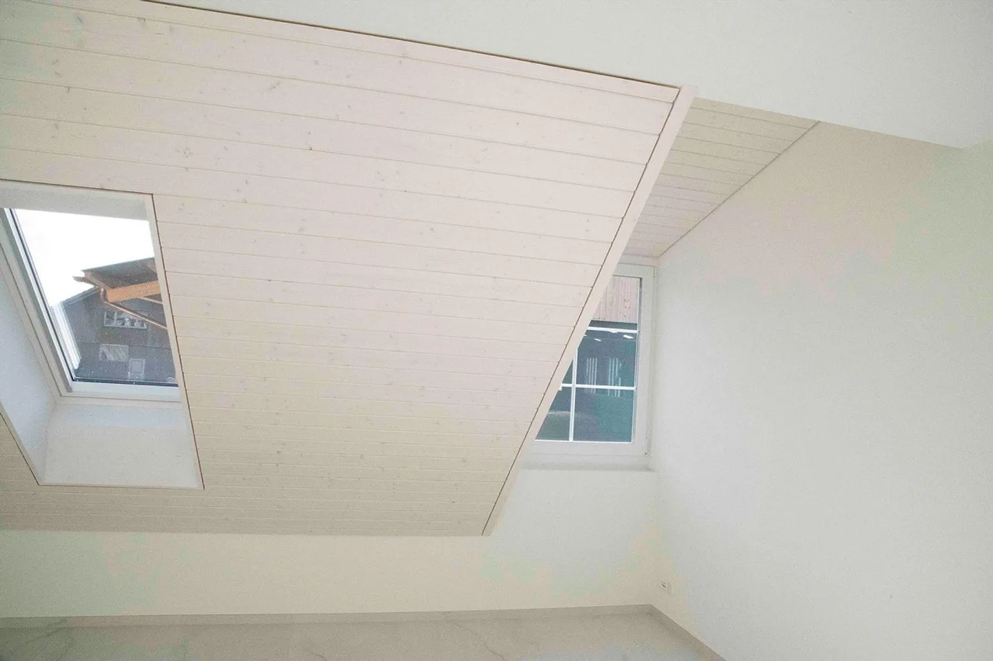 Appartement moderne 3 1/2 sous les combles avec pièce supplémentaire et vue dégagée - Photo 7 sur 14