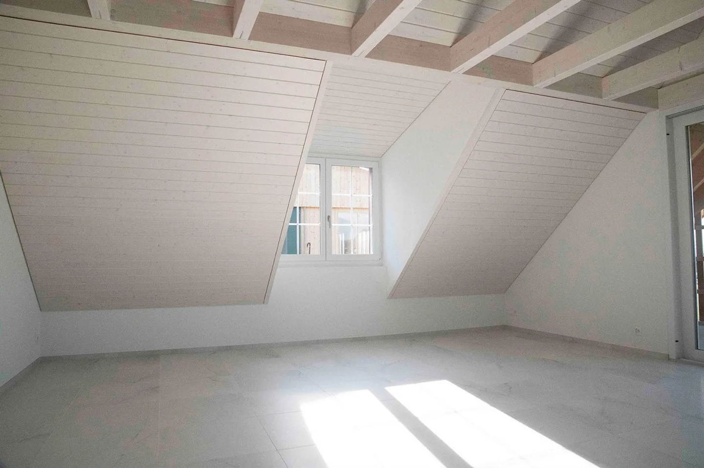 Appartement moderne 3 1/2 sous les combles avec pièce supplémentaire et vue dégagée - Photo 8 sur 14