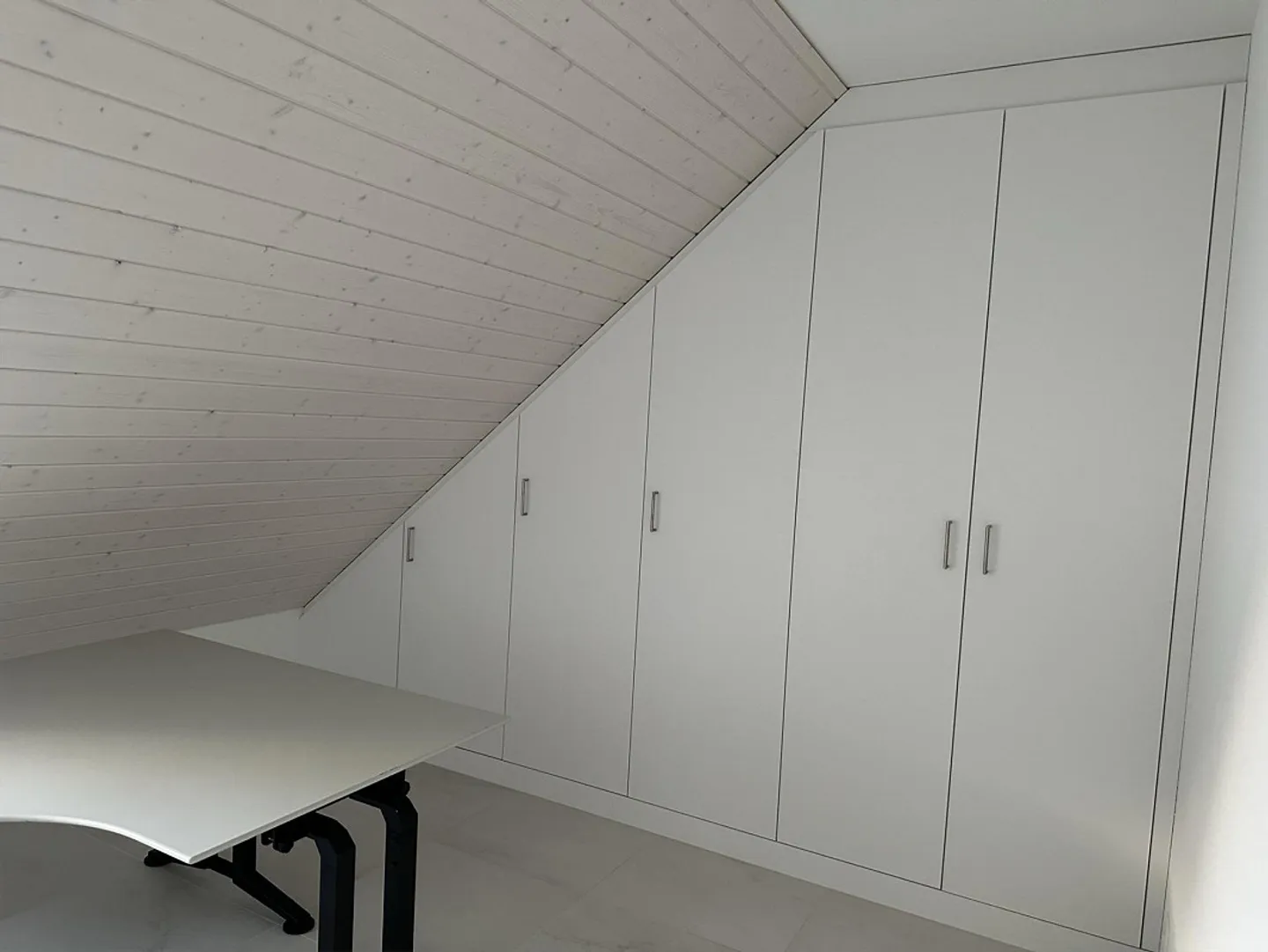 Appartement moderne 3 1/2 sous les combles avec pièce supplémentaire et vue dégagée - Photo 9 sur 14