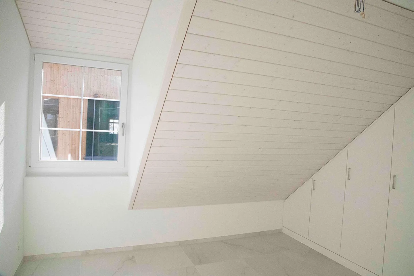 Appartement moderne 3 1/2 sous les combles avec pièce supplémentaire et vue dégagée - Photo 10 sur 14