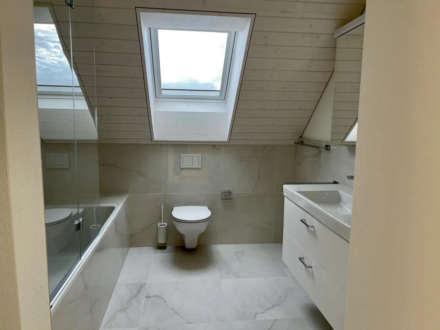 Appartement moderne 3 1/2 sous les combles avec pièce supplémentaire et vue dégagée - Photo 11 sur 14