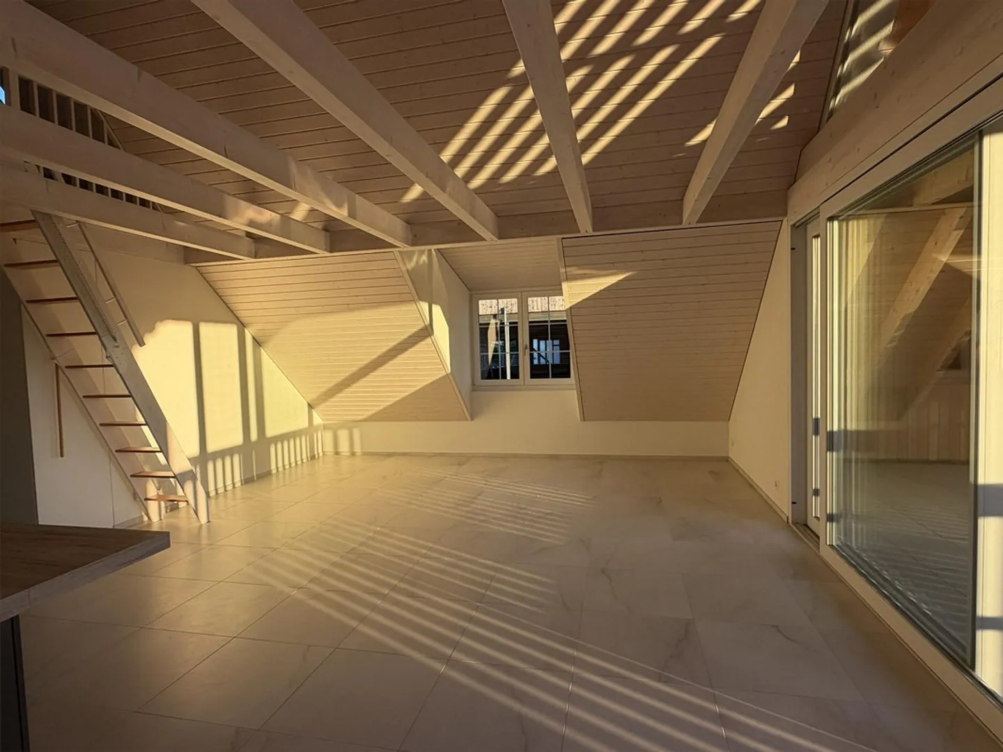 Appartement moderne 3 1/2 sous les combles avec pièce supplémentaire et vue dégagée - Photo 4 sur 14